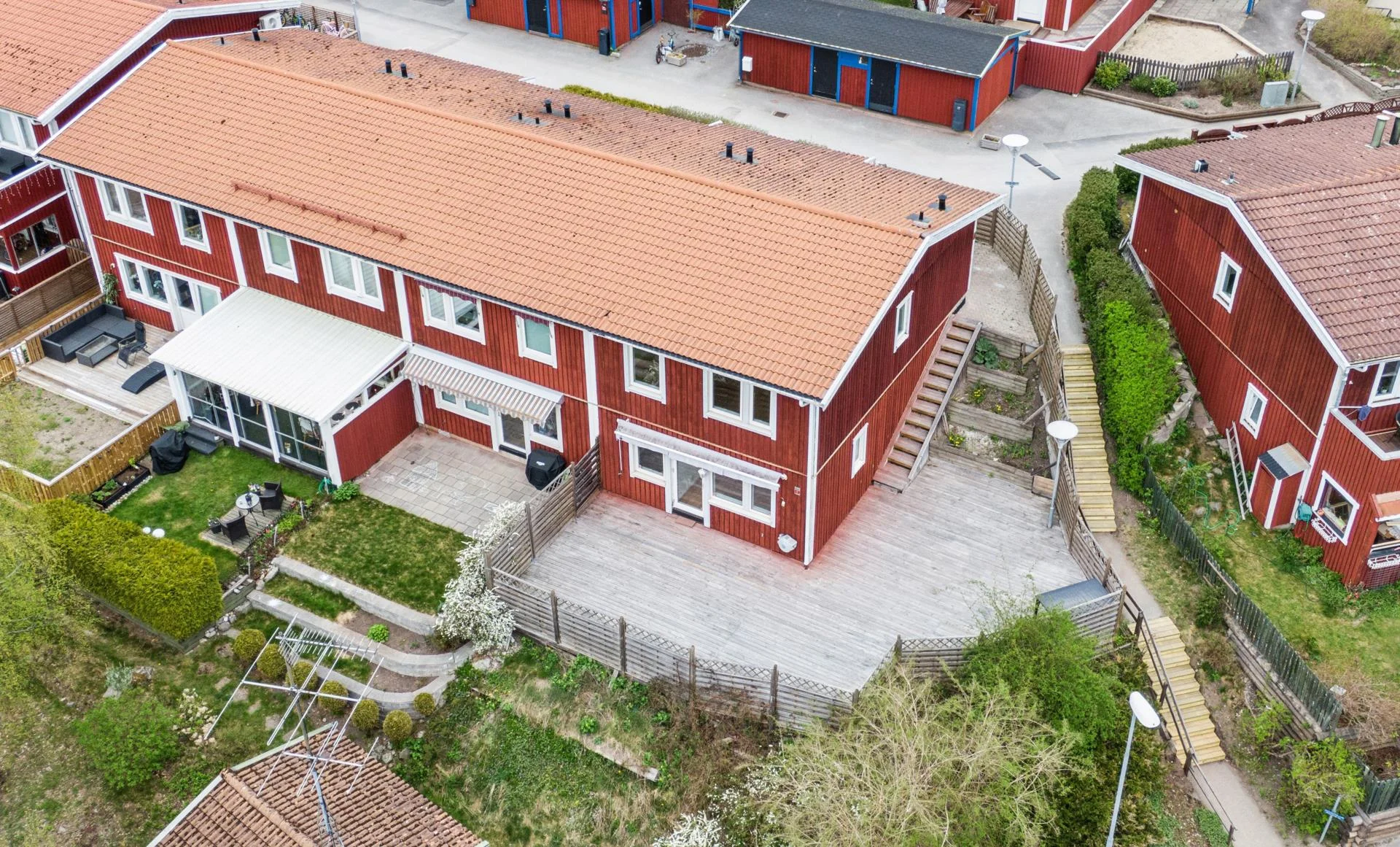 Välrenoverat gavelradhus med stor altan och nära kommunikationer