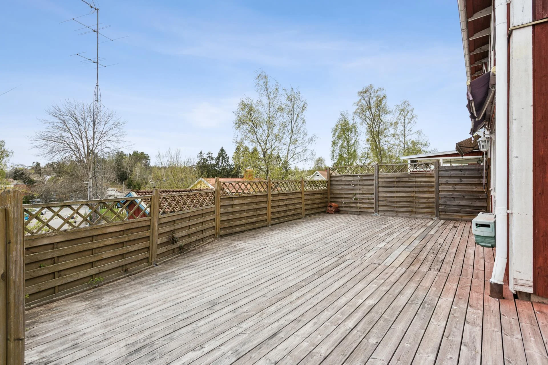 Välrenoverat gavelradhus med stor altan och nära kommunikationer