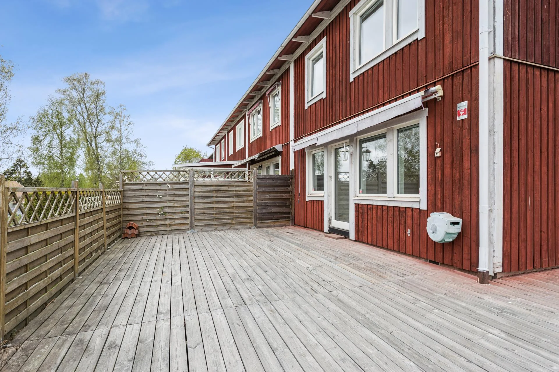 Välrenoverat gavelradhus med stor altan och nära kommunikationer