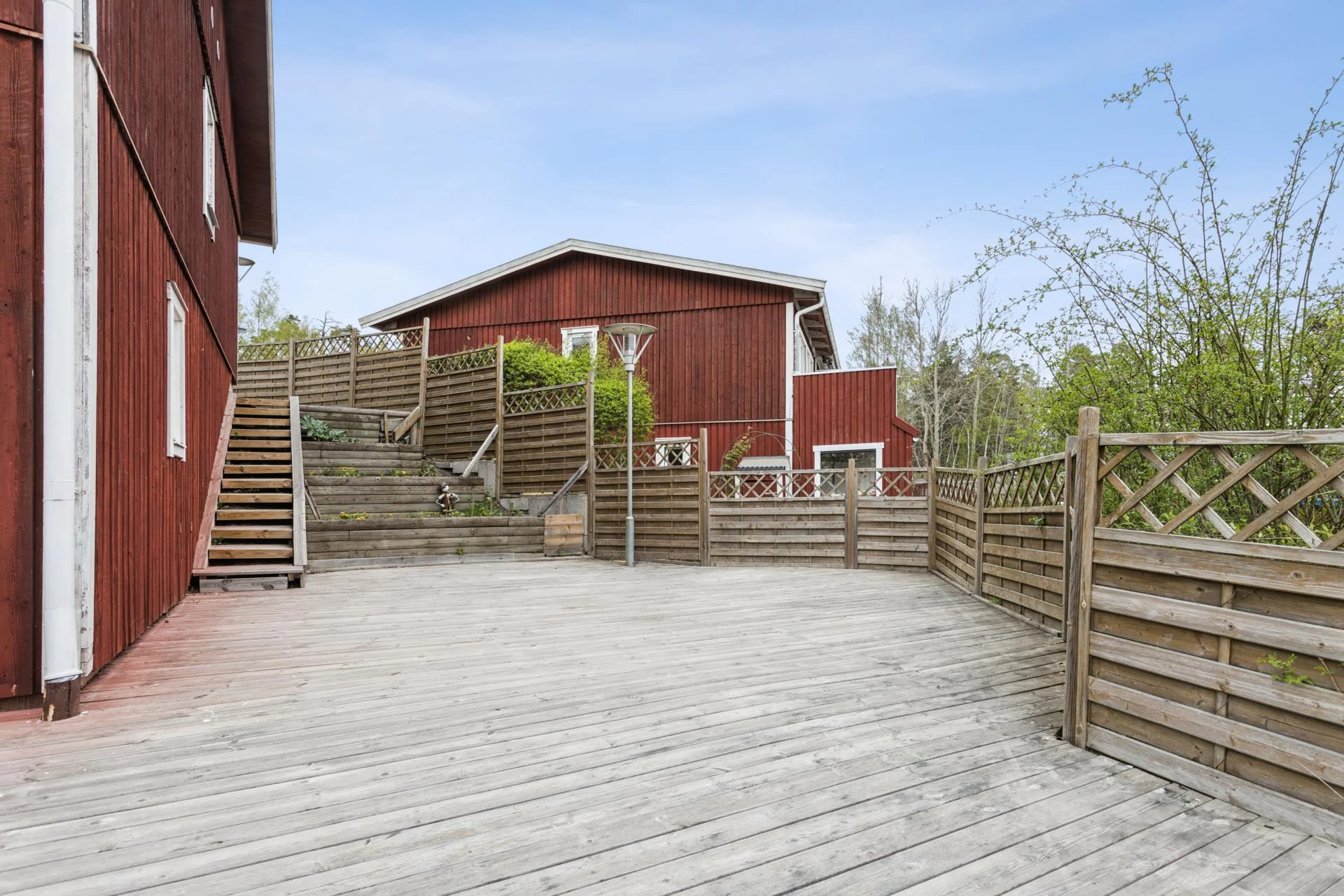 Välrenoverat gavelradhus med stor altan och nära kommunikationer