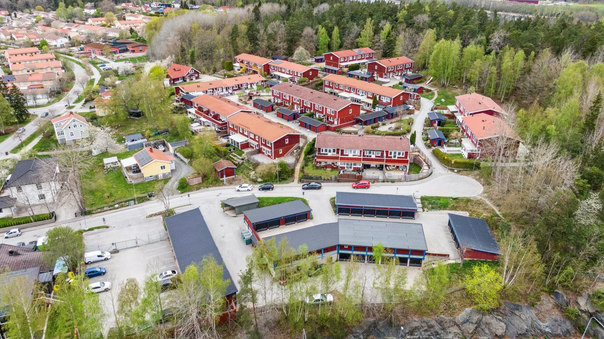 Välrenoverat gavelradhus med stor altan och nära kommunikationer