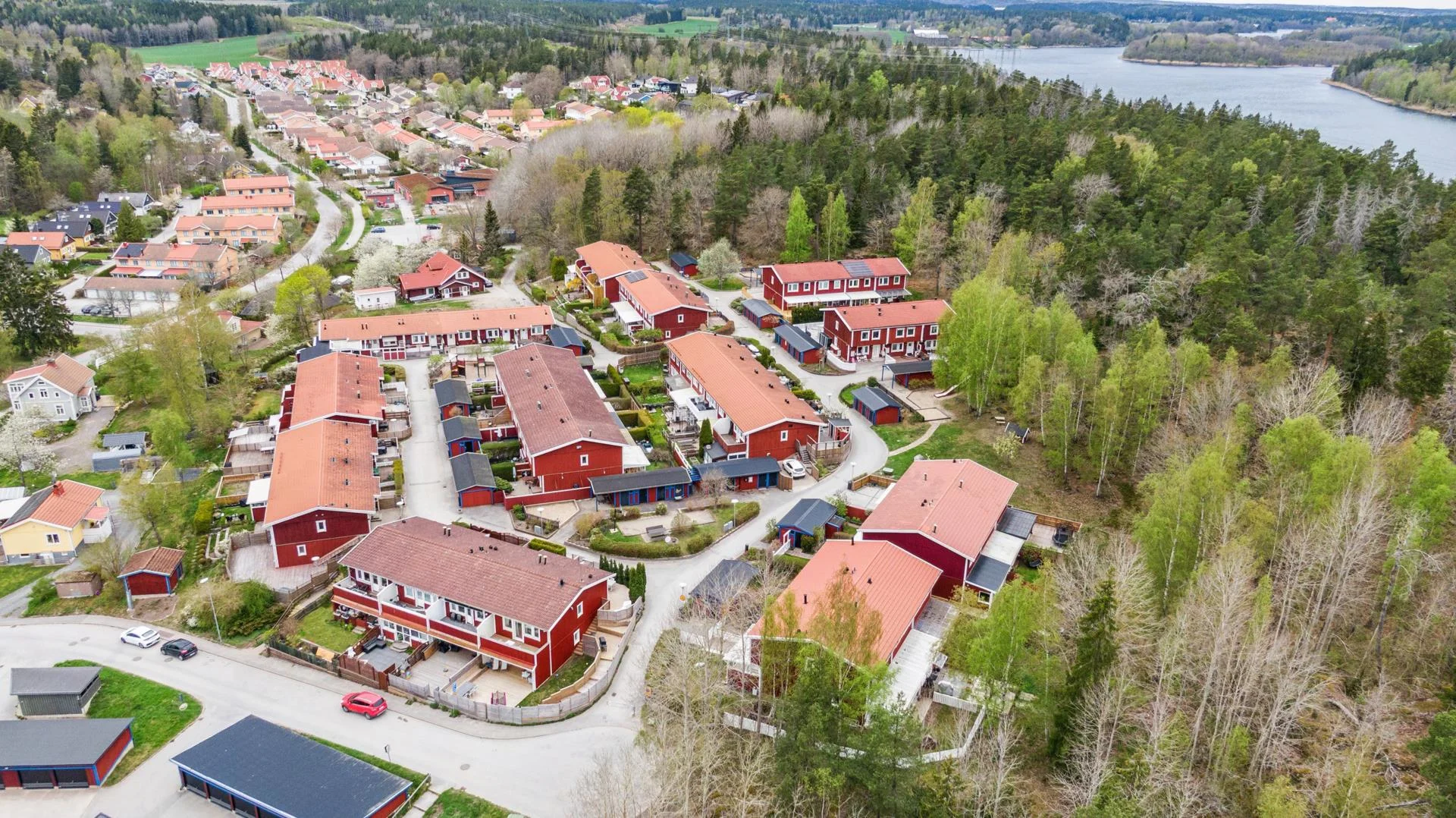 Välrenoverat gavelradhus med stor altan och nära kommunikationer