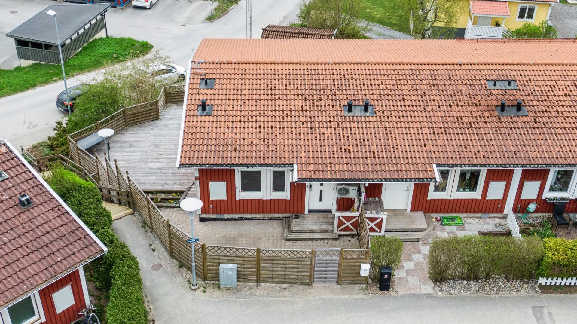 Välrenoverat gavelradhus med stor altan och nära kommunikationer