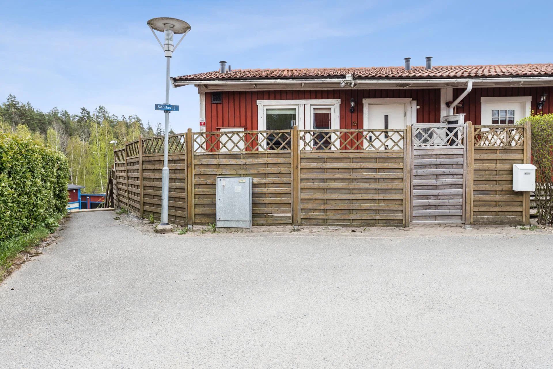 Välrenoverat gavelradhus med stor altan och nära kommunikationer