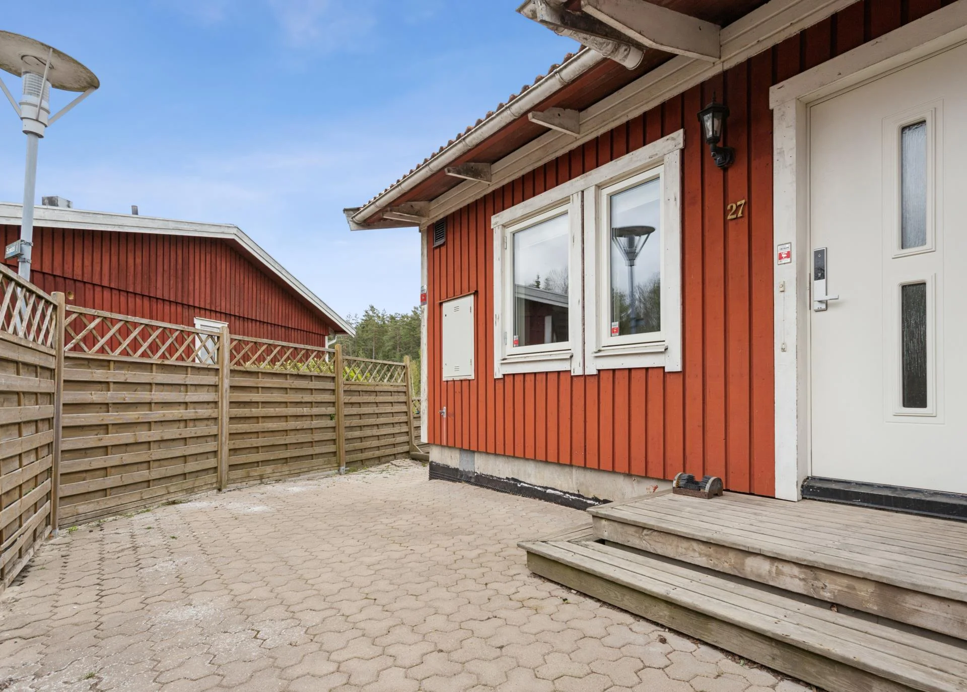 Välrenoverat gavelradhus med stor altan och nära kommunikationer