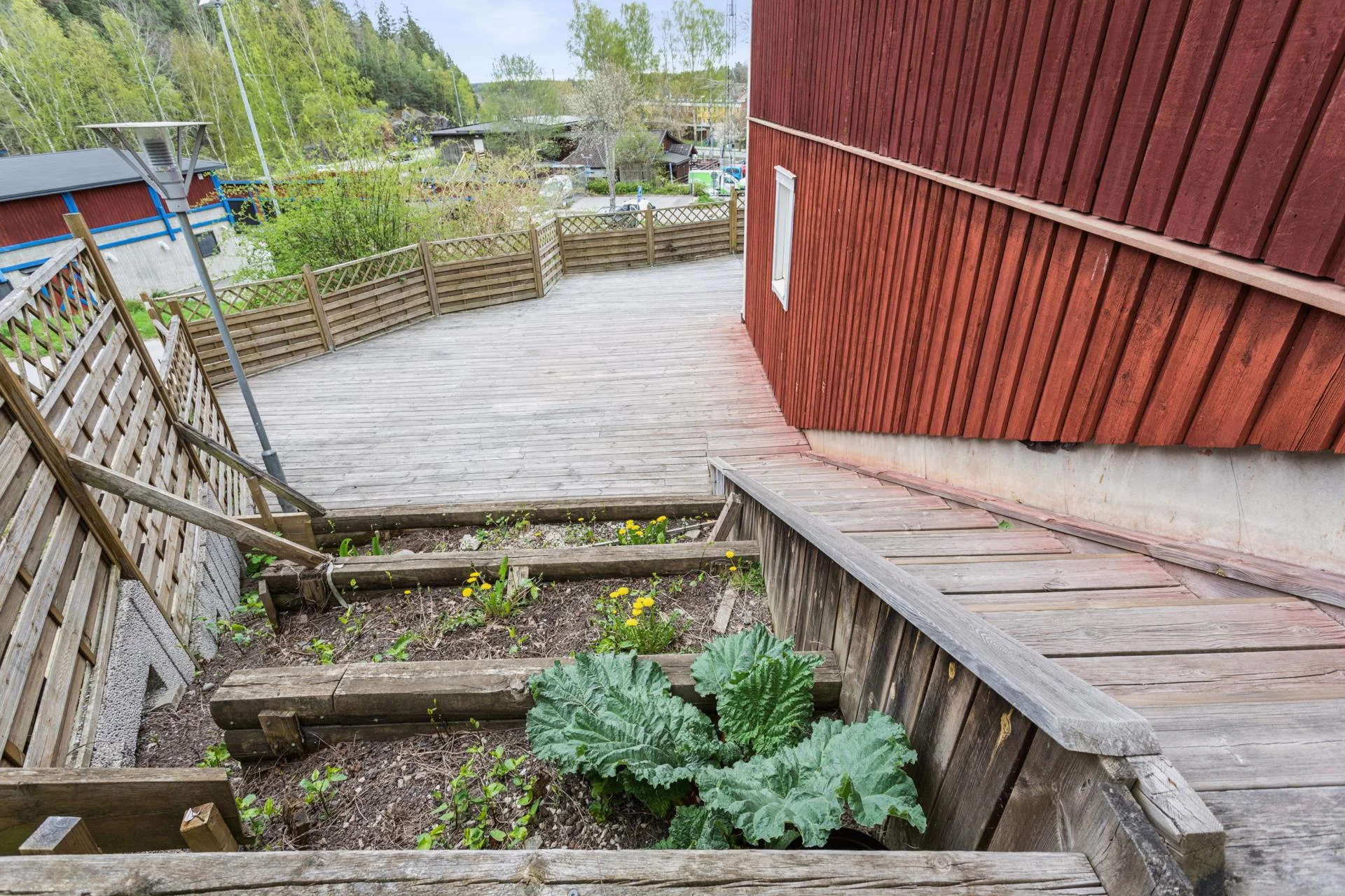 Välrenoverat gavelradhus med stor altan och nära kommunikationer