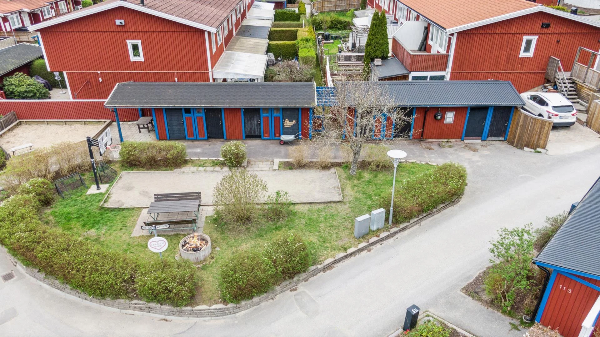 Välrenoverat gavelradhus med stor altan och nära kommunikationer