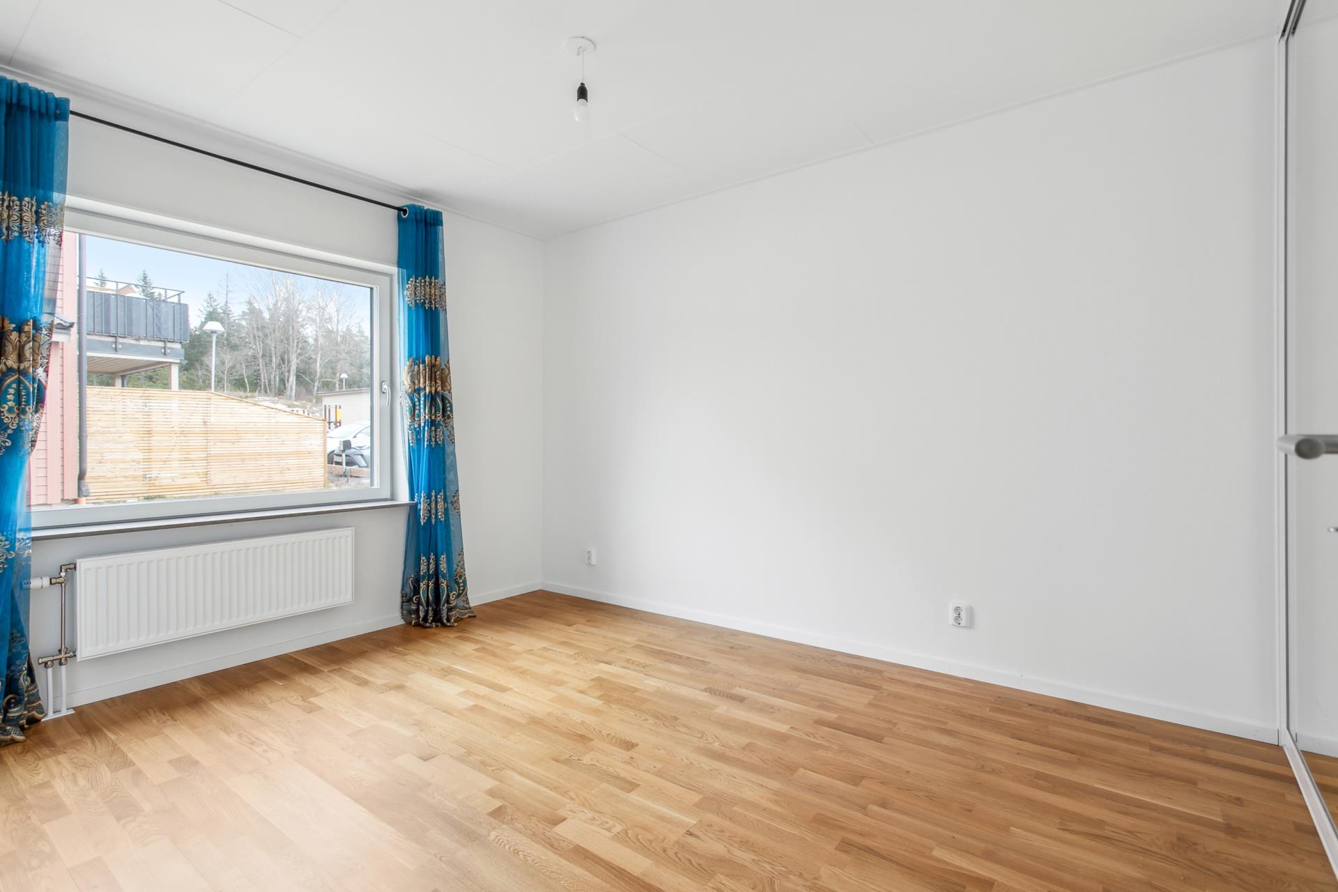 Välplanerad fyra som stod färdig 2023 i absolut nyskick med egen uteplats