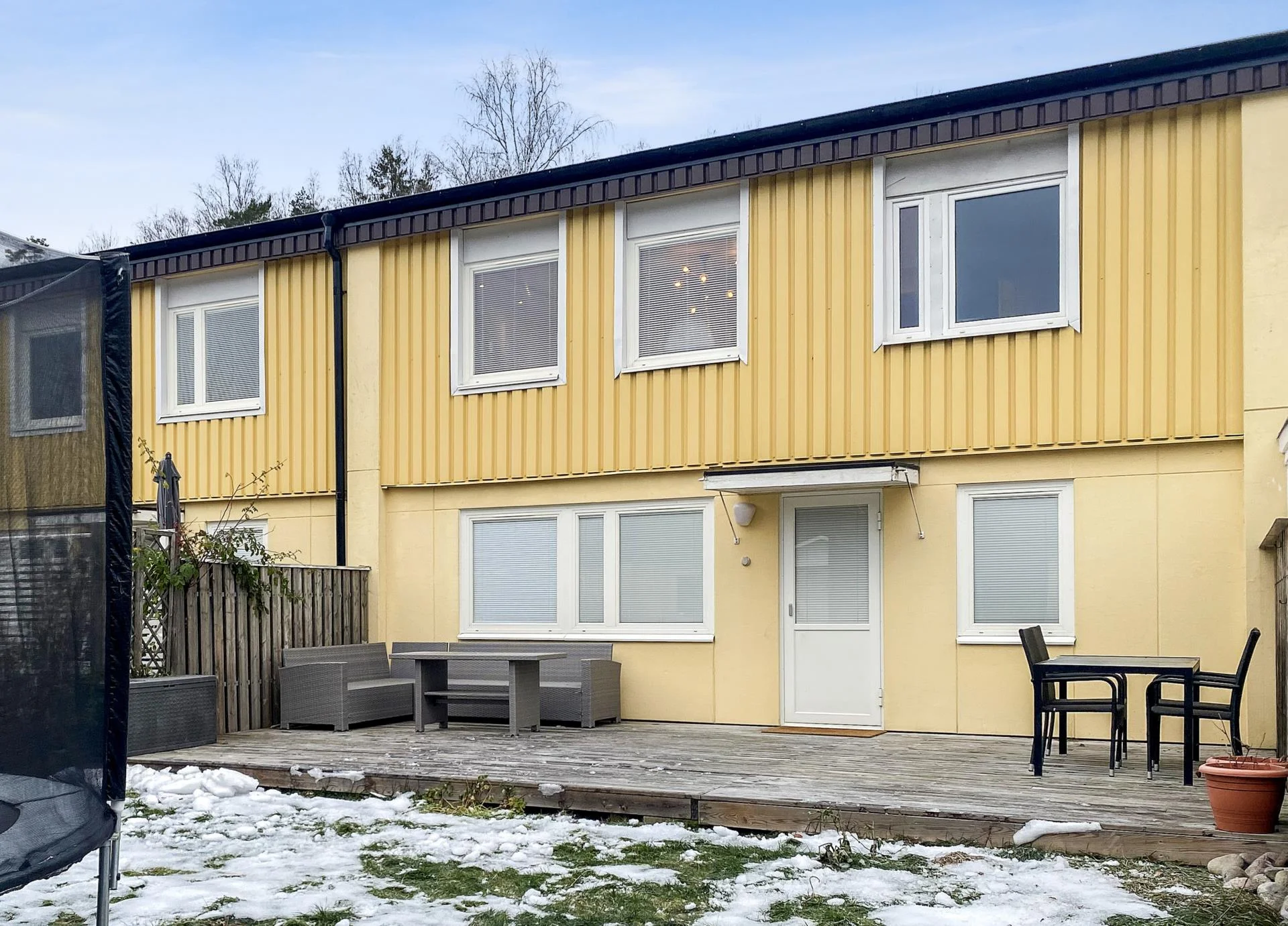Fräscht radhus med två stora uteplatser och helkaklade badrum