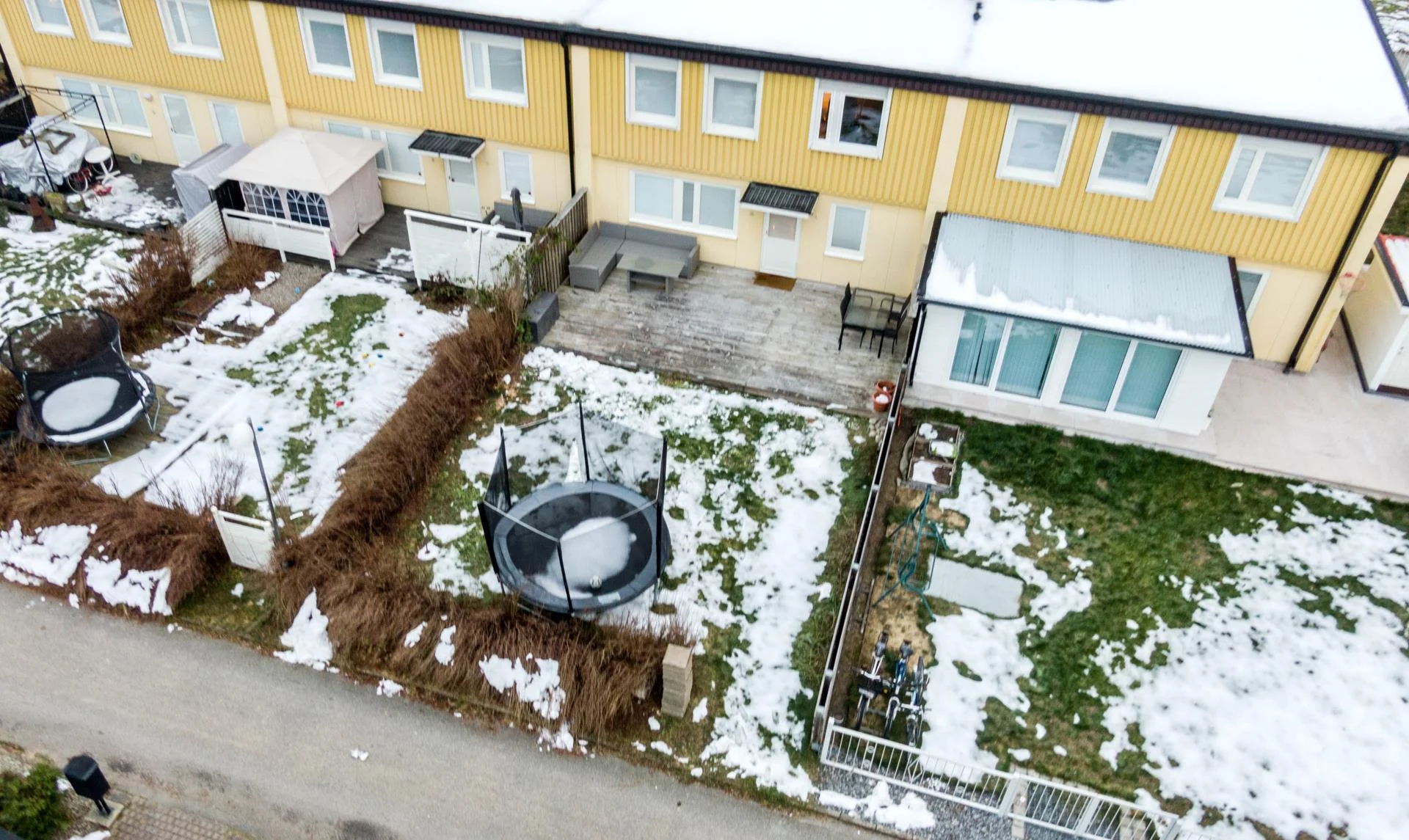 Fräscht radhus med två stora uteplatser och helkaklade badrum