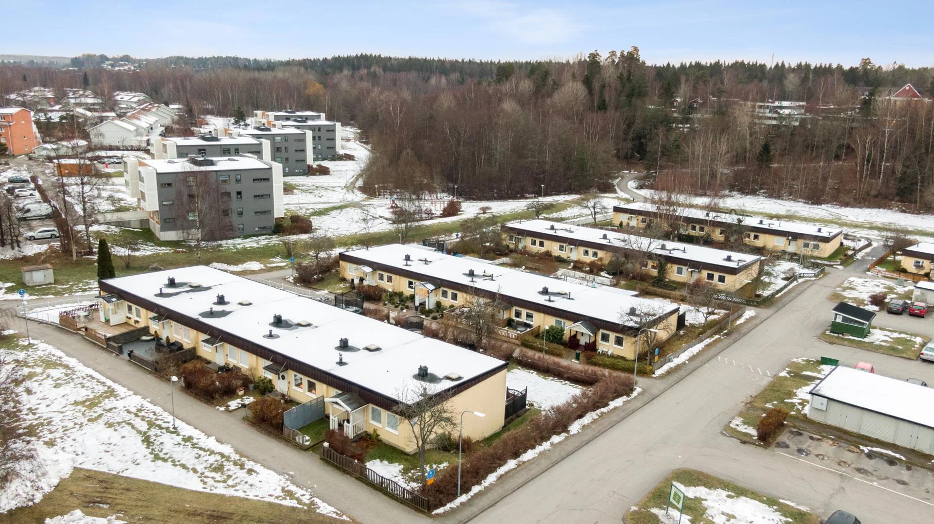 Fräscht radhus med två stora uteplatser och helkaklade badrum