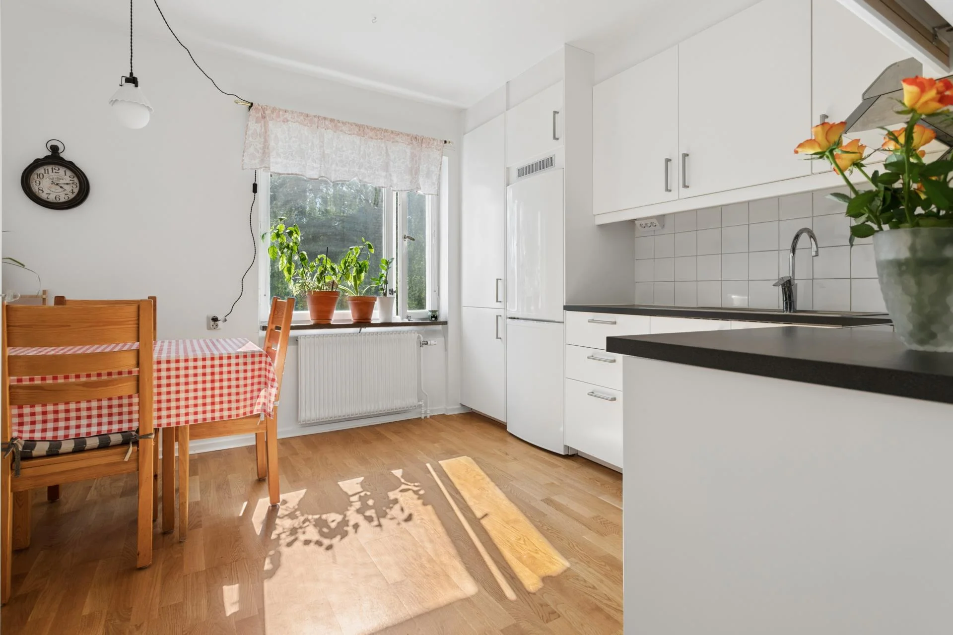 Välplanerad fräsch tvåa högst upp med balkong och stambytt badrum