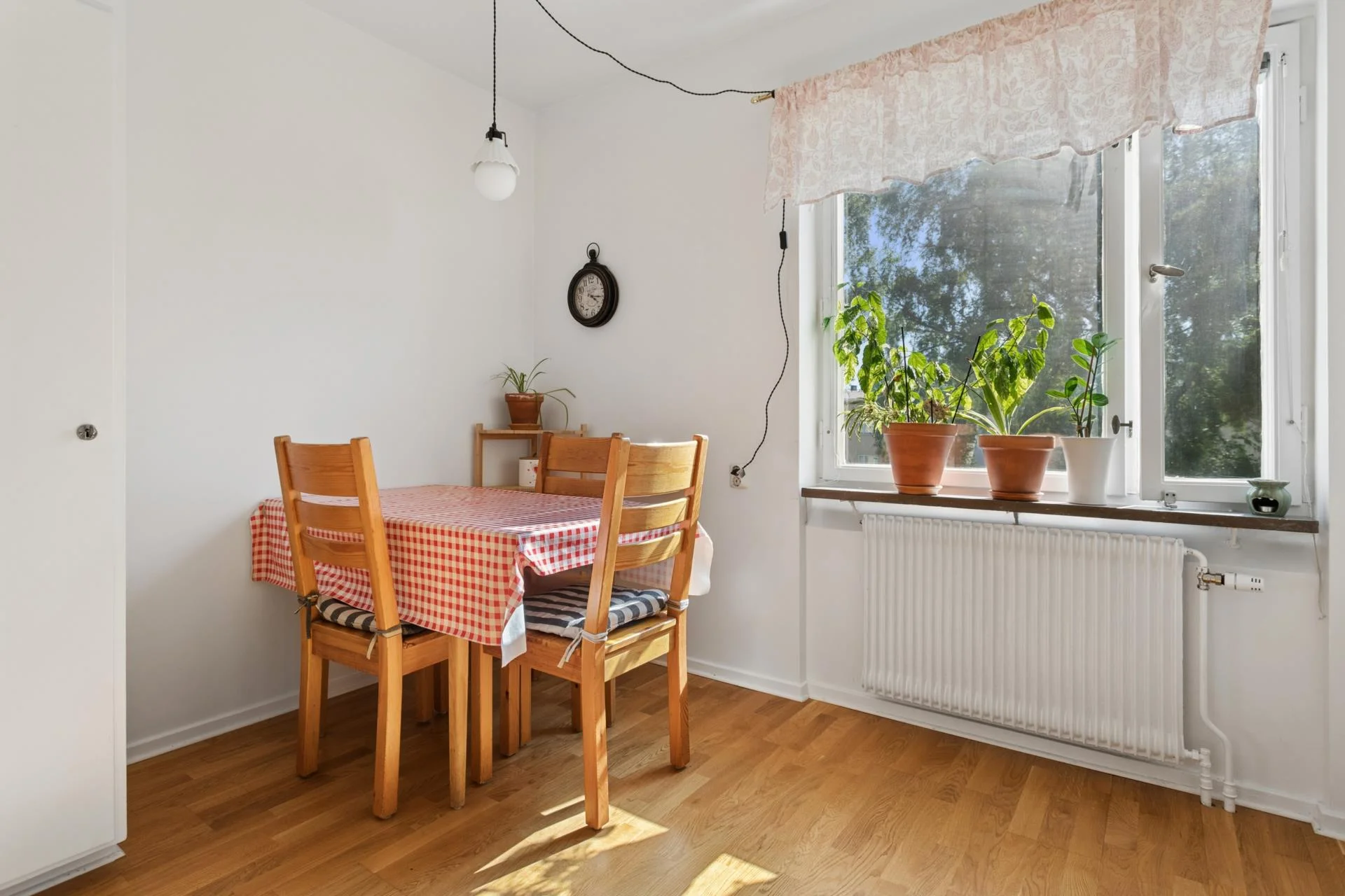 Välplanerad fräsch tvåa högst upp med balkong och stambytt badrum