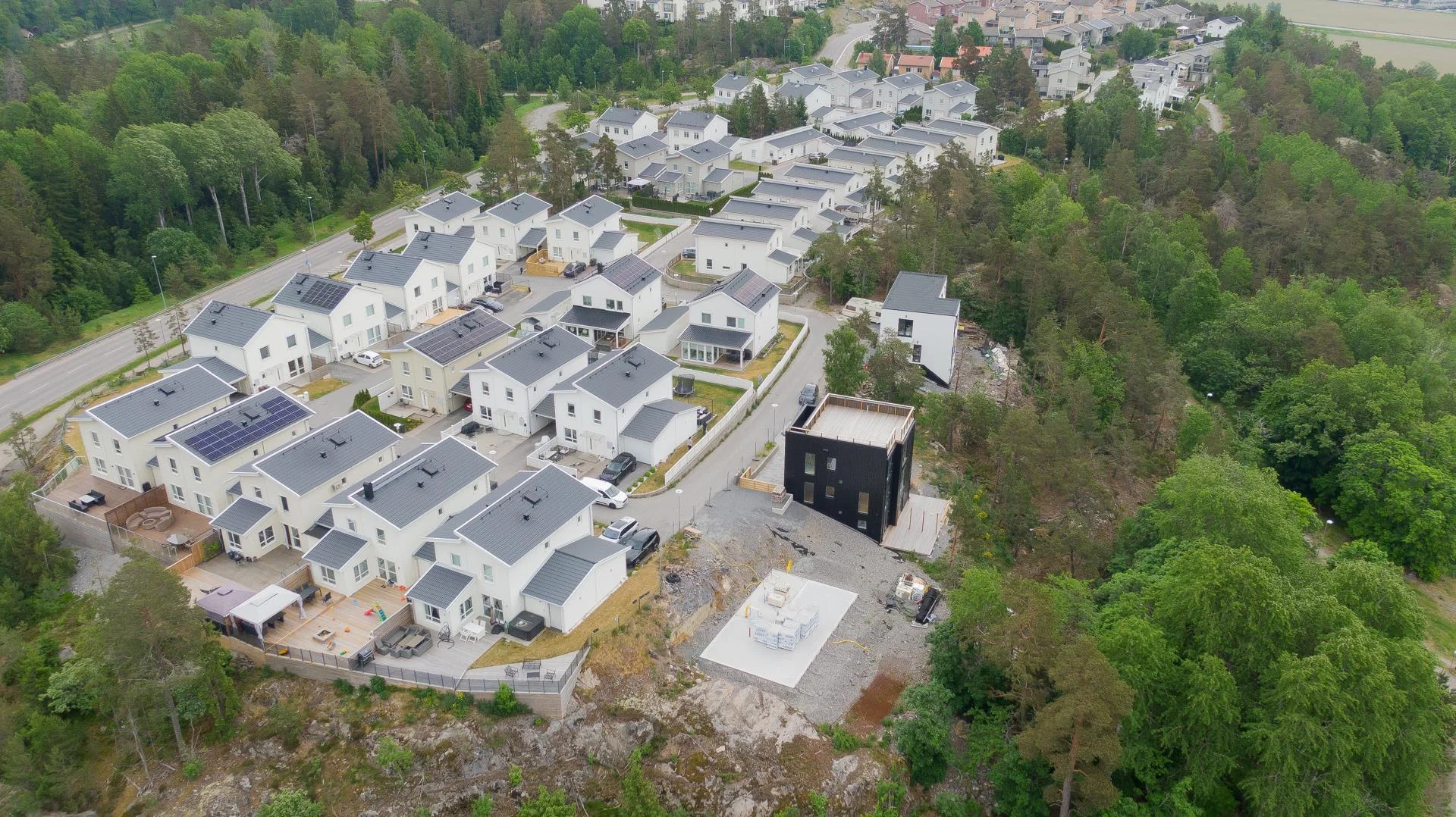 Soligt tomt med högt & fint läge med VA-kostnader betalda