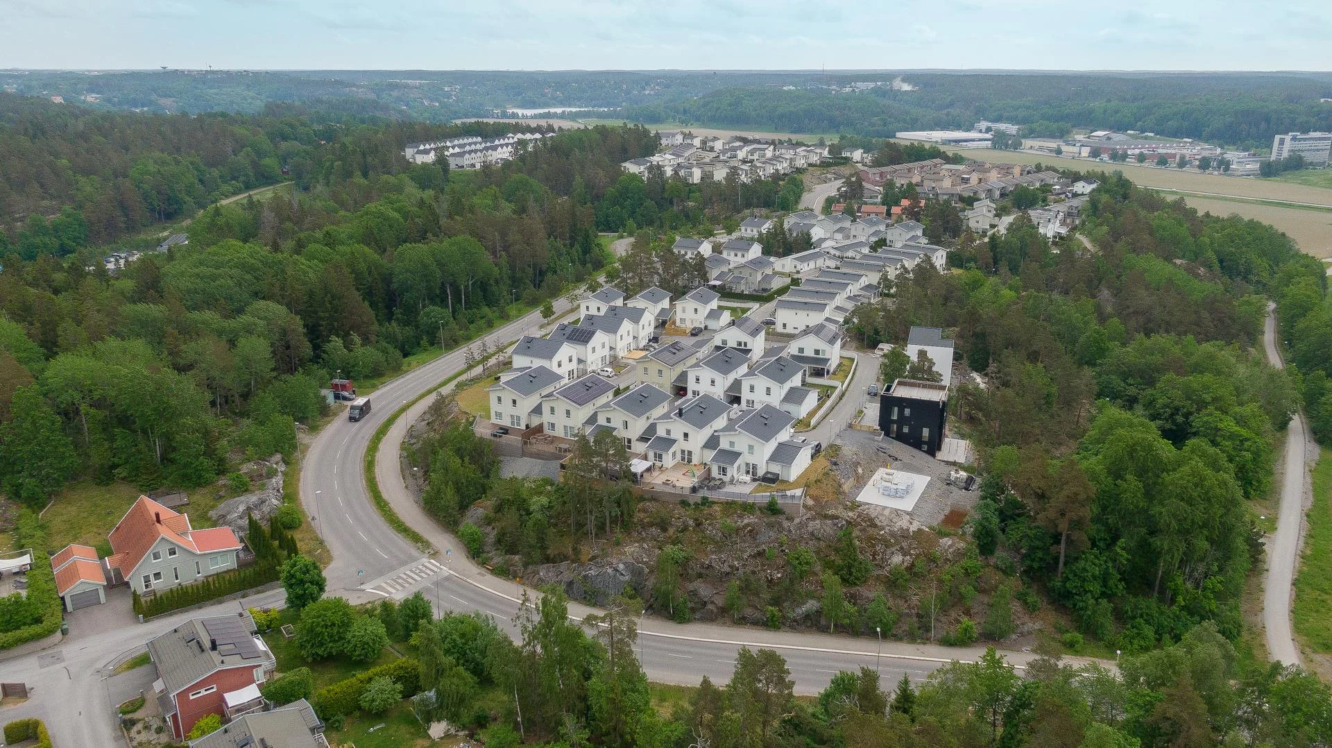 Soligt tomt med högt & fint läge med VA-kostnader betalda