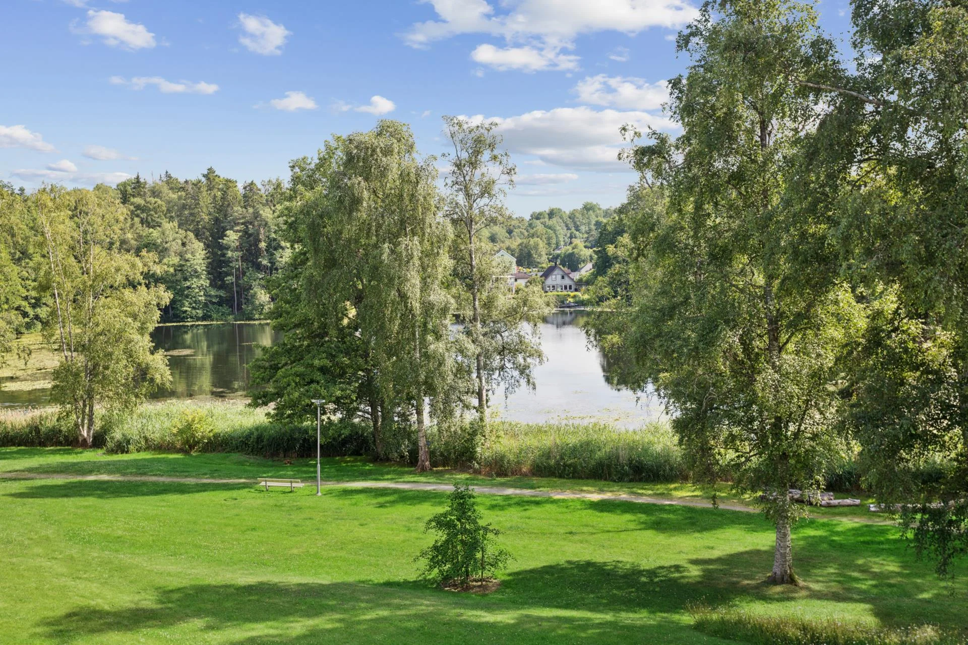 Högst upp i huset med magisk sjöutsikt över Segersjön