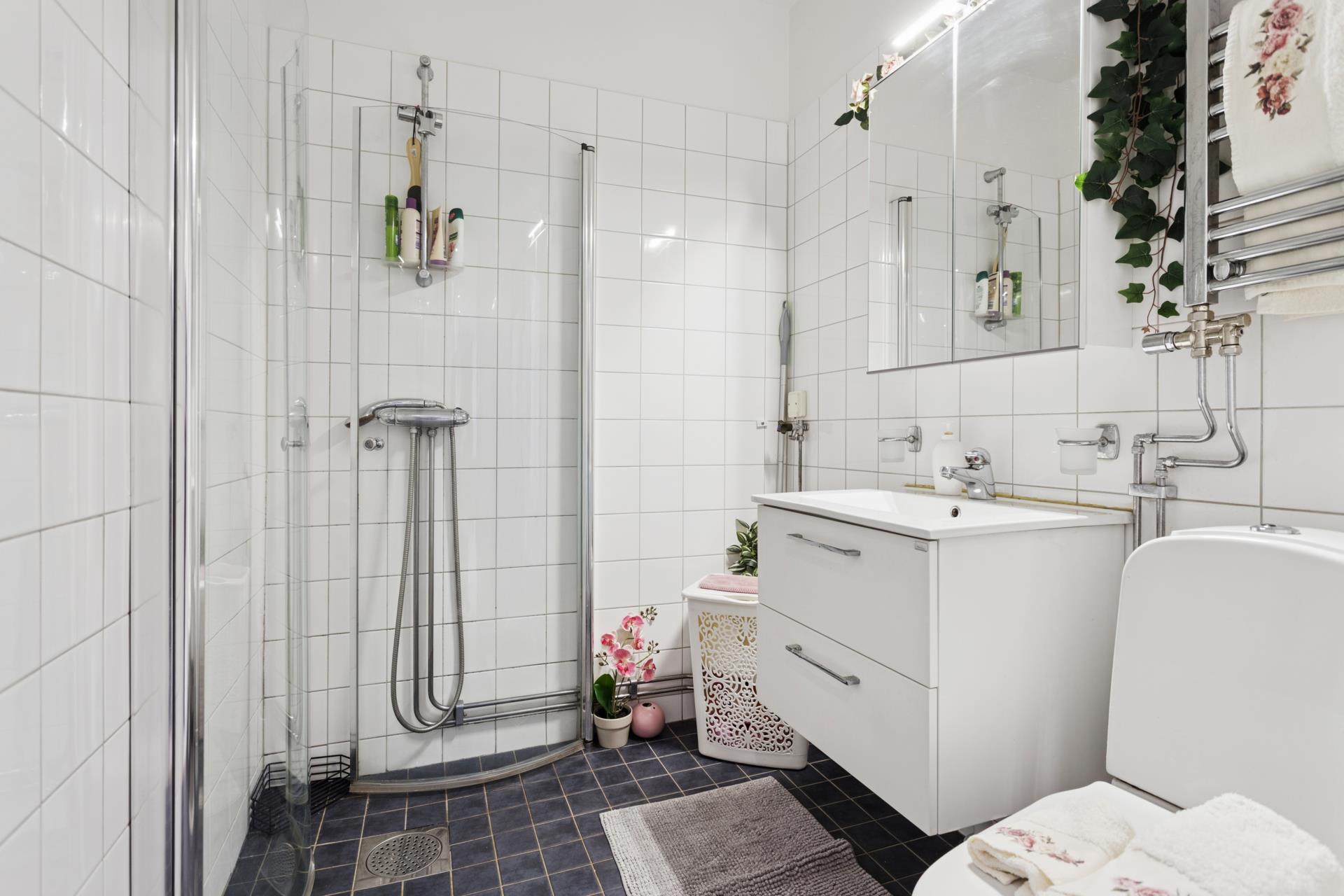 Välplanerad minitrea i bra skick med sjöutsikt och bra förvaring