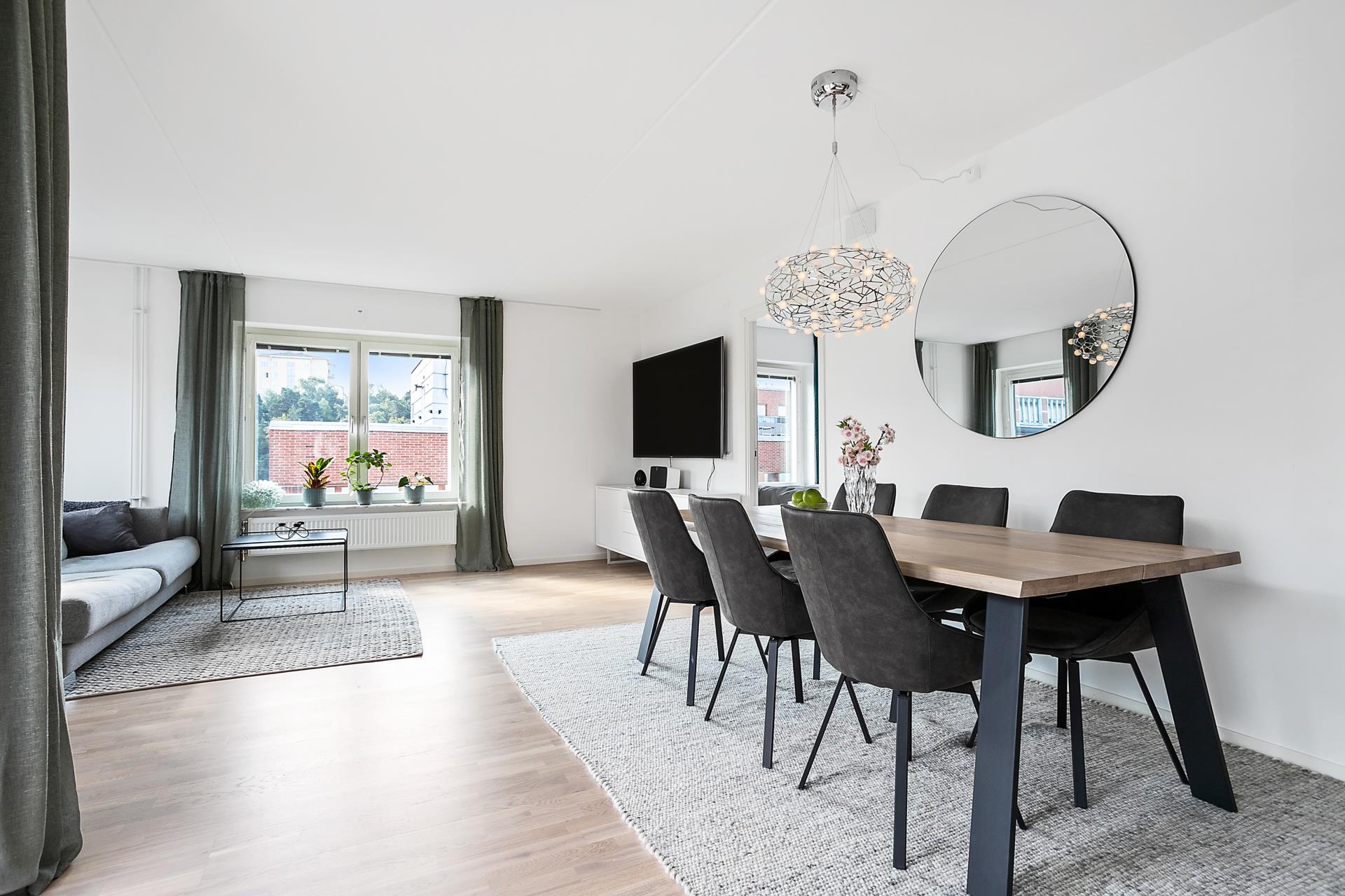 Hörntvåa näst högst upp med en riktigt bra planlösning samt balkong