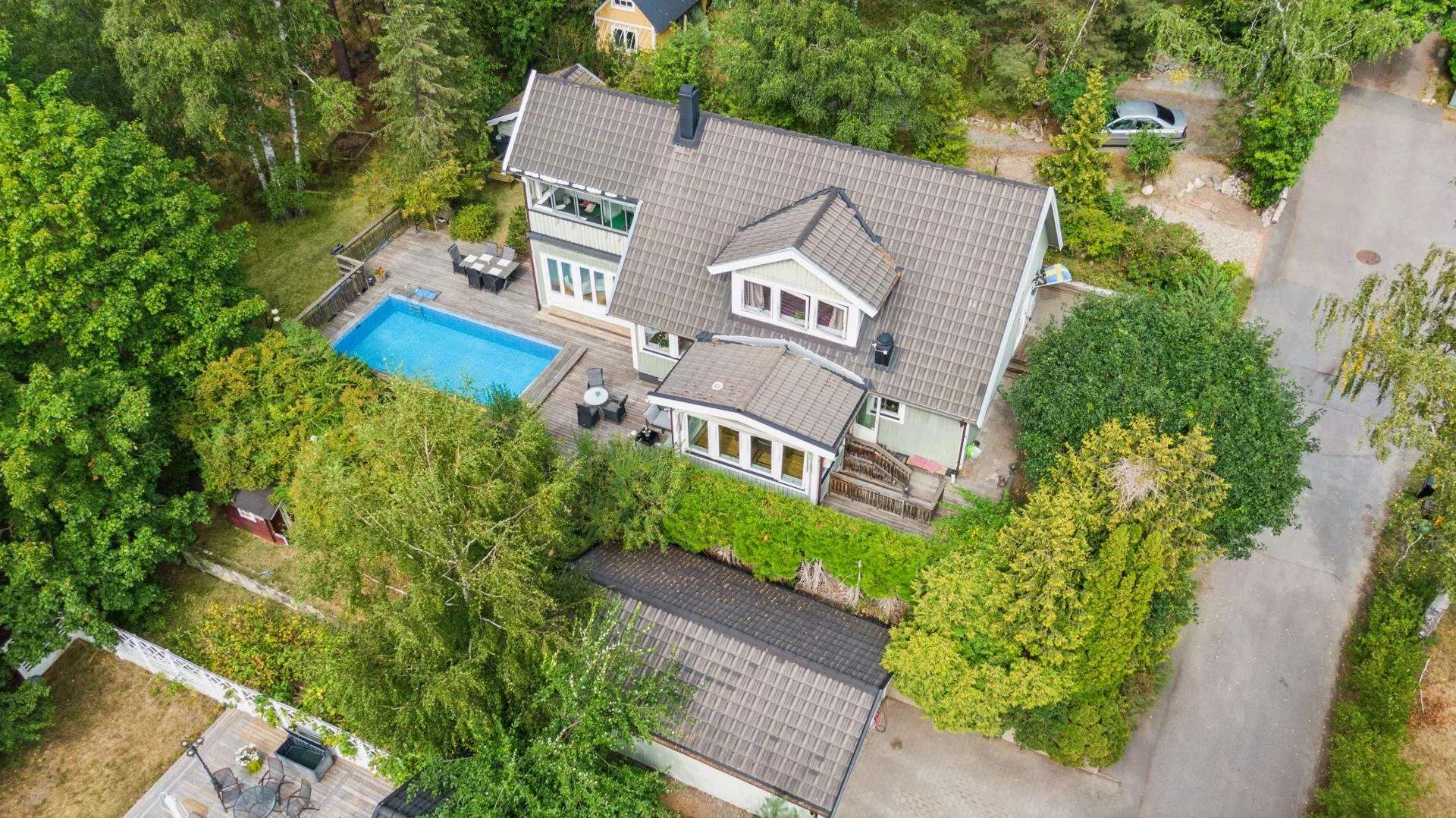 Ytterst privat villa med bergvärme, utomhuspool samt garage