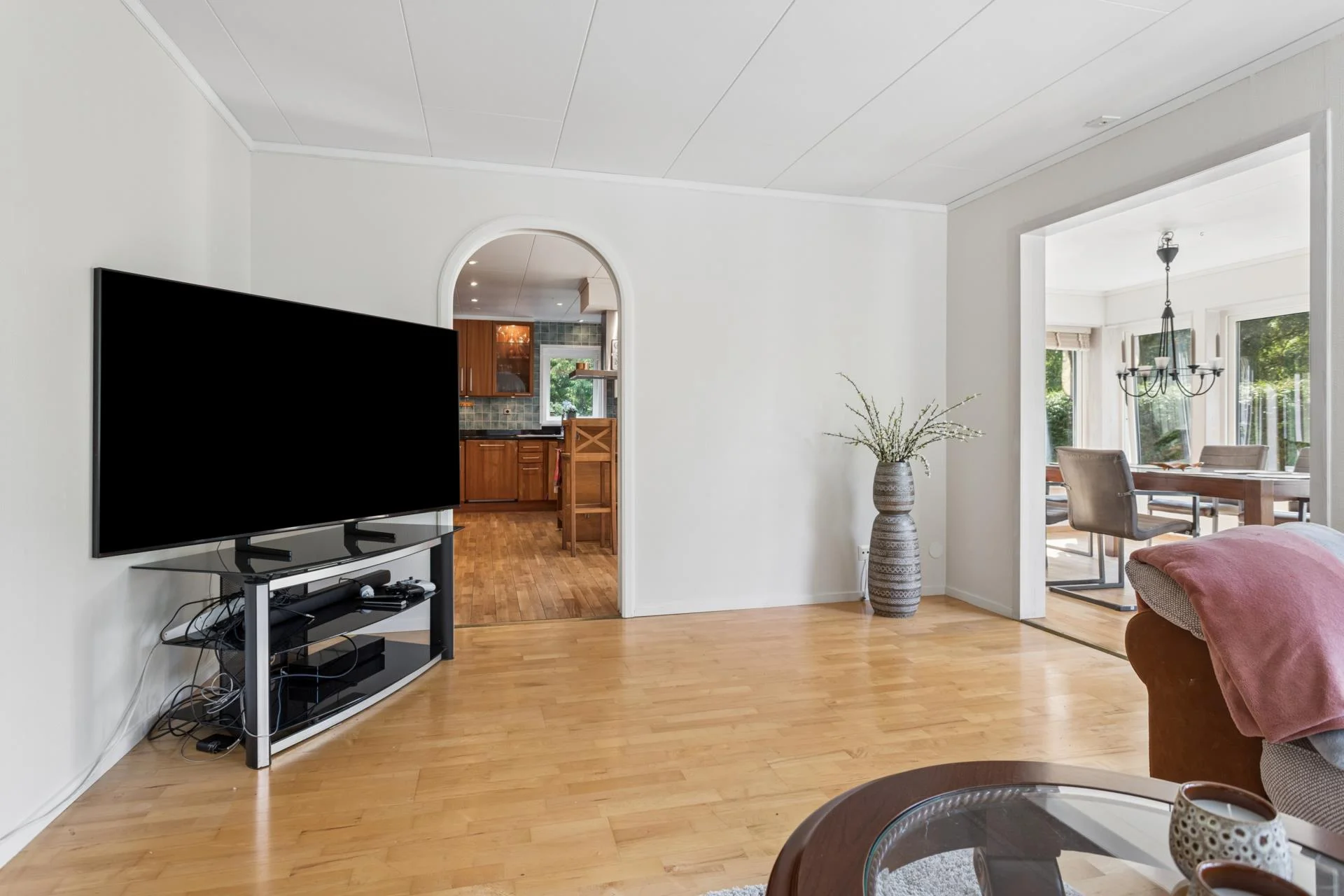 Ytterst privat villa med bergvärme, utomhuspool samt garage
