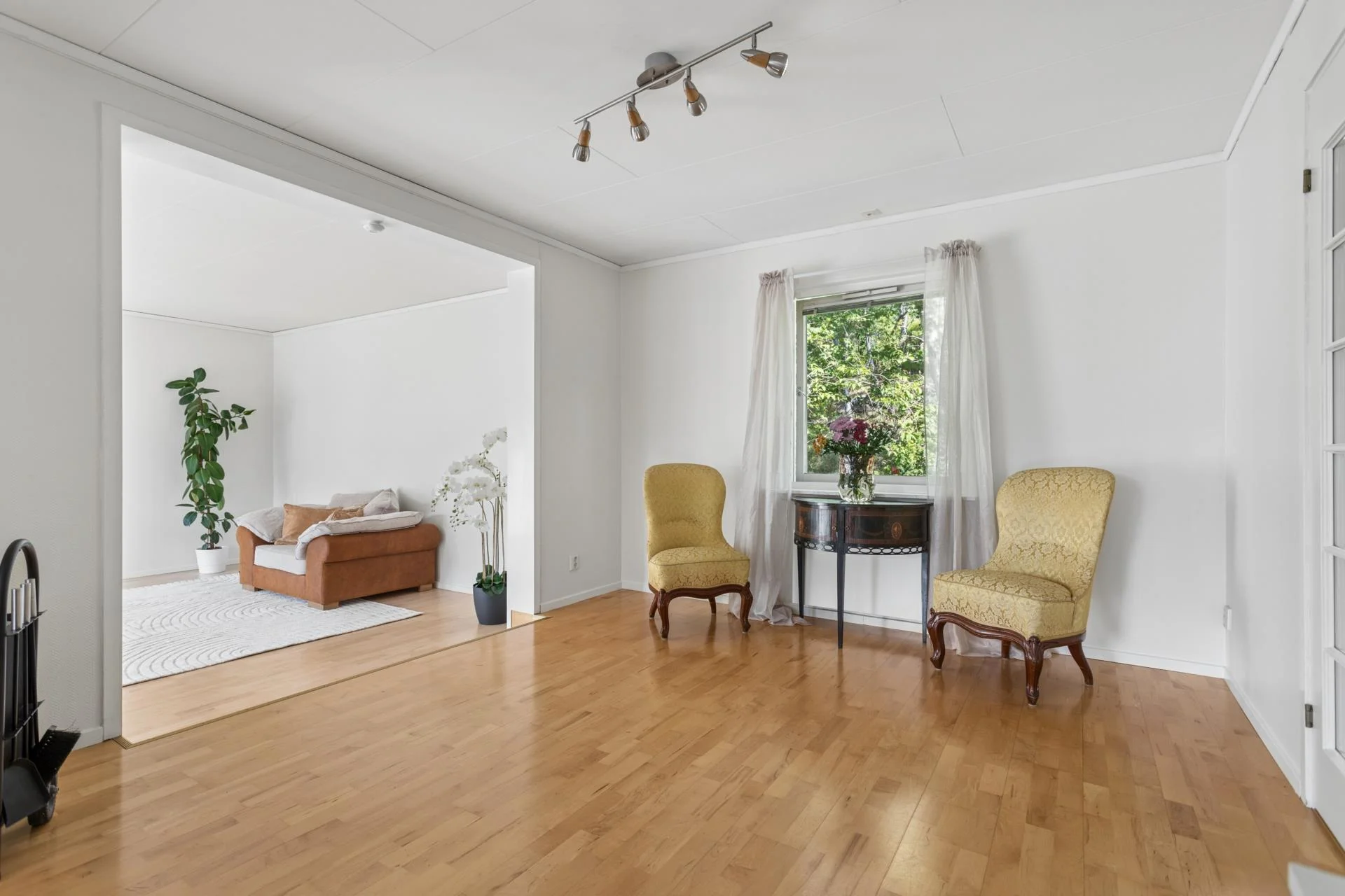Ytterst privat villa med bergvärme, utomhuspool samt garage