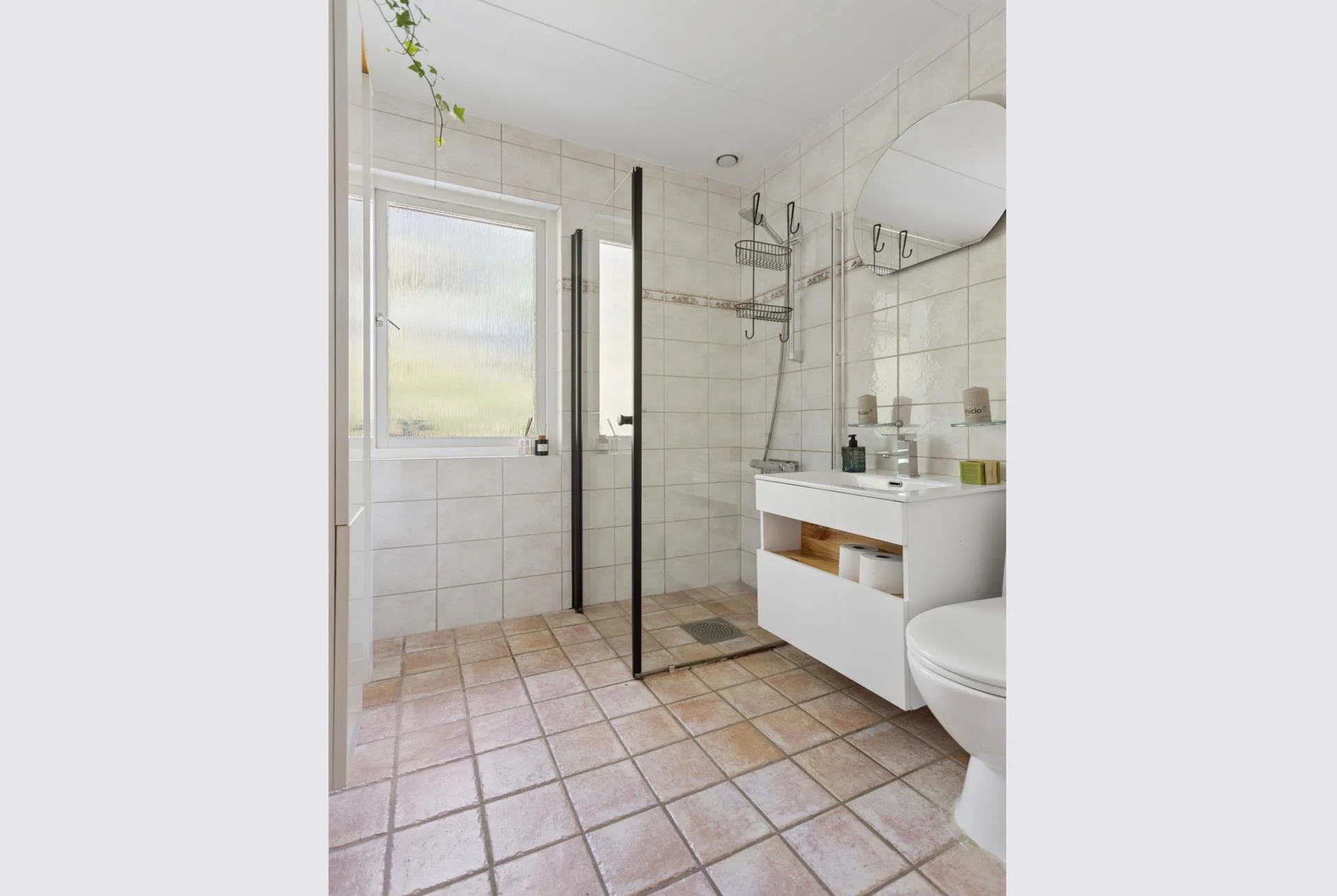 Ytterst privat villa med bergvärme, utomhuspool samt garage