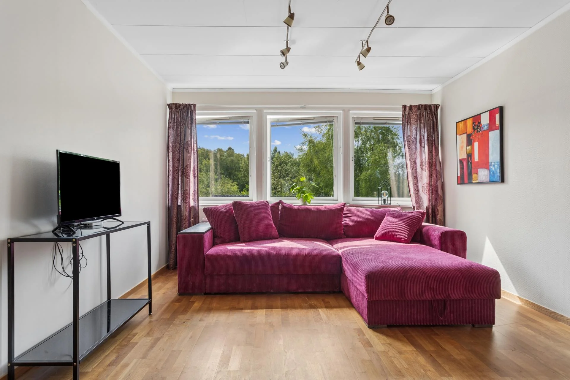 Ytterst privat villa med bergvärme, utomhuspool samt garage