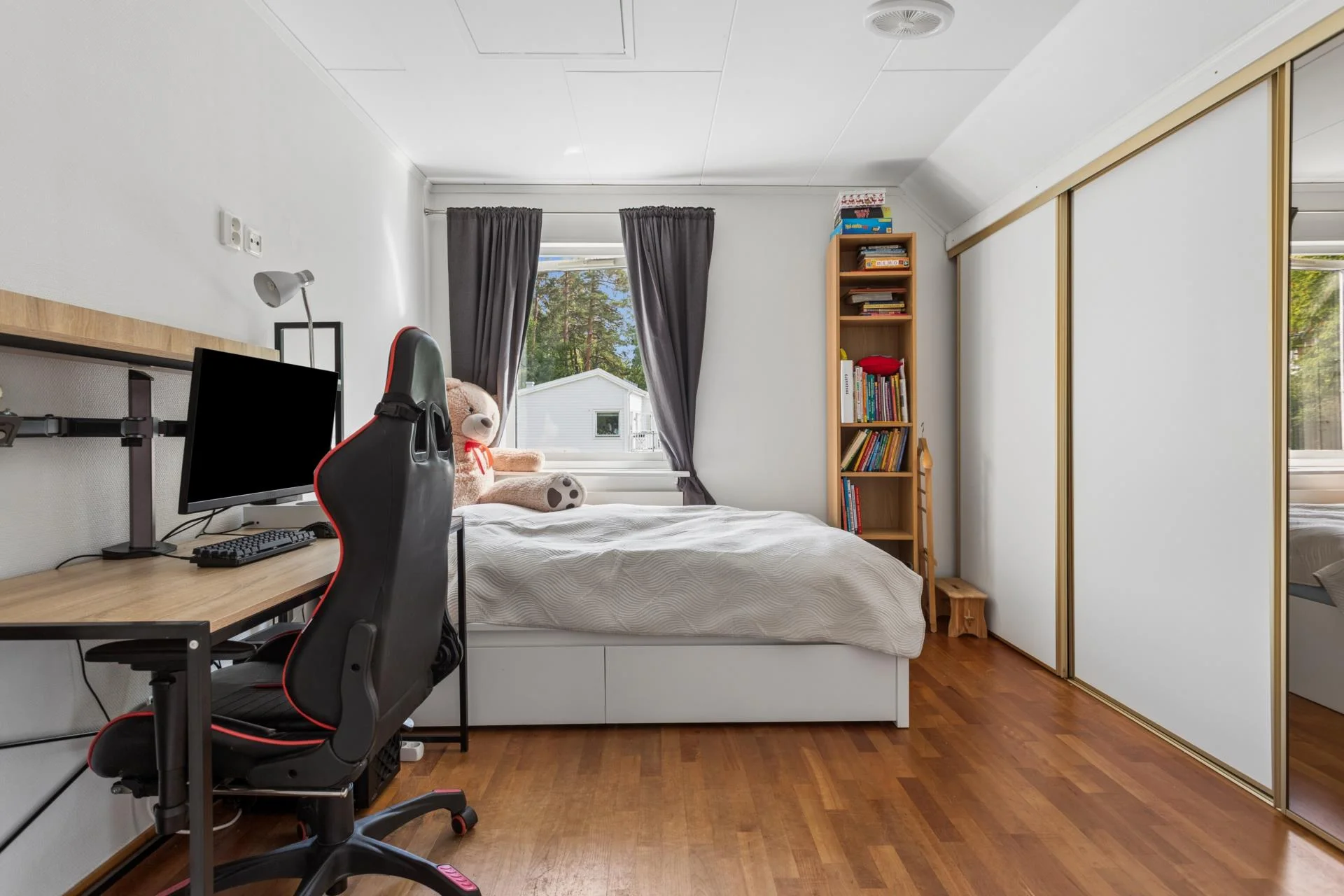 Ytterst privat villa med bergvärme, utomhuspool samt garage