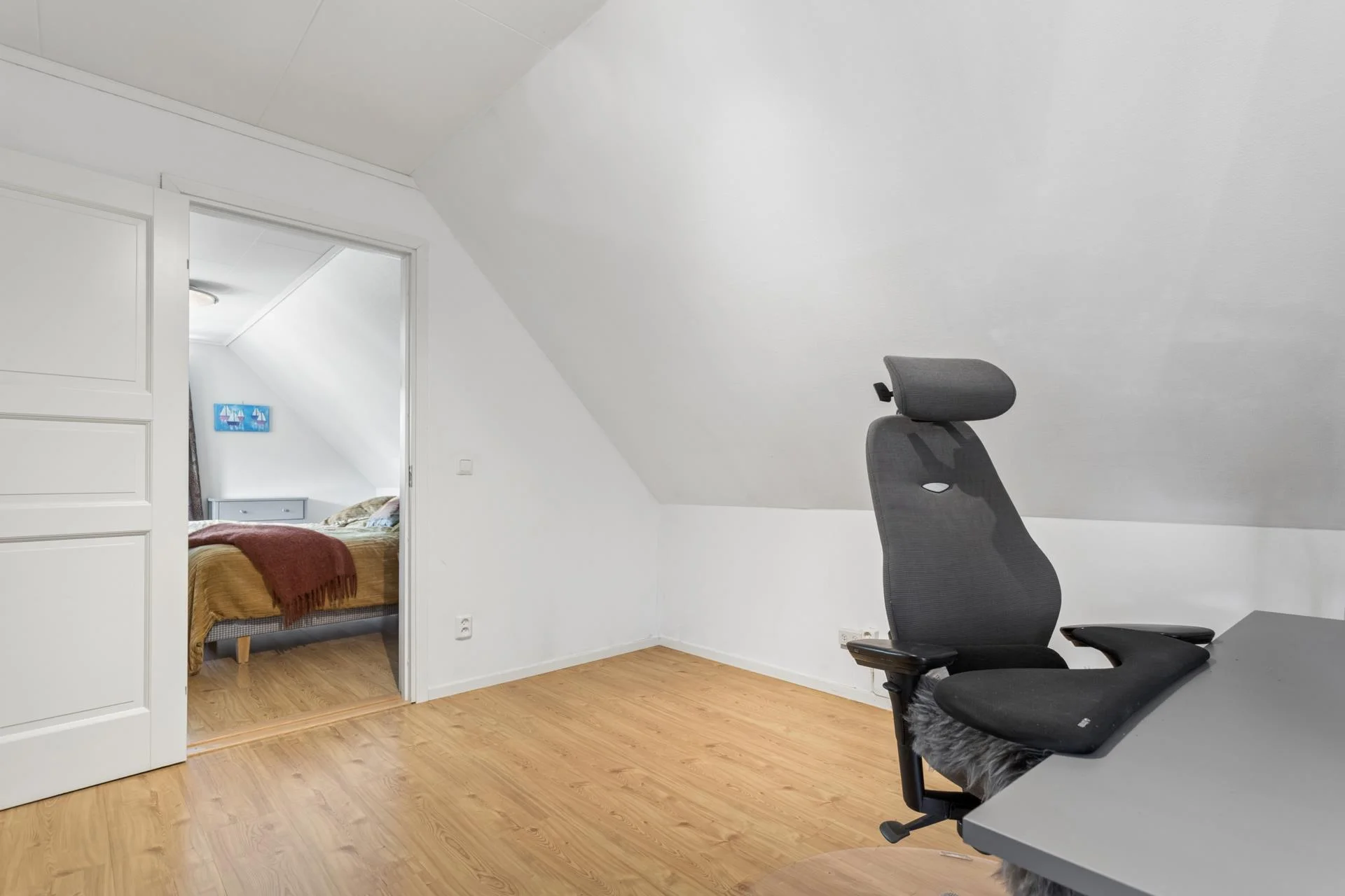 Ytterst privat villa med bergvärme, utomhuspool samt garage