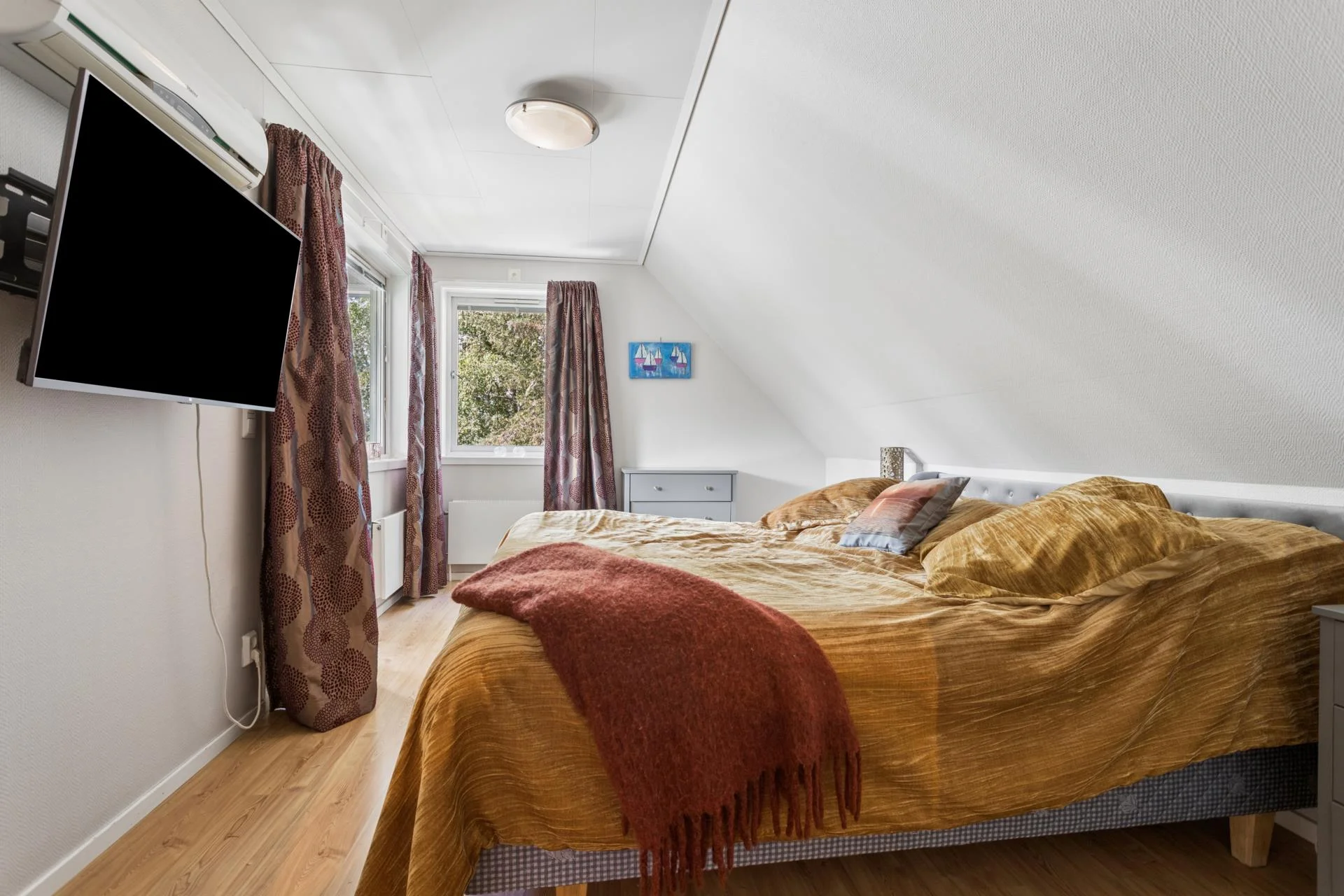 Ytterst privat villa med bergvärme, utomhuspool samt garage