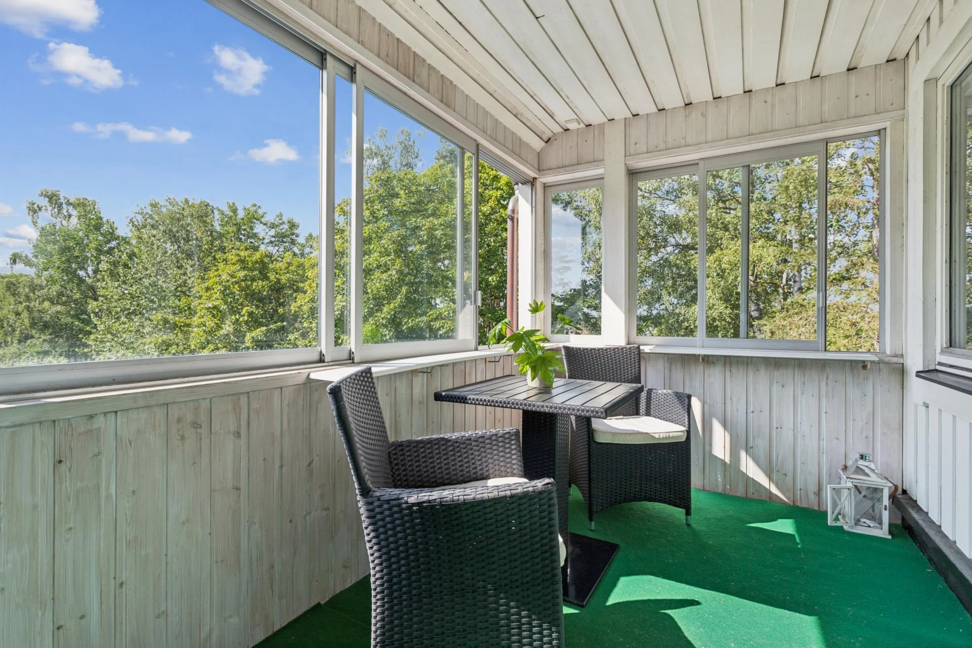 Ytterst privat villa med bergvärme, utomhuspool samt garage