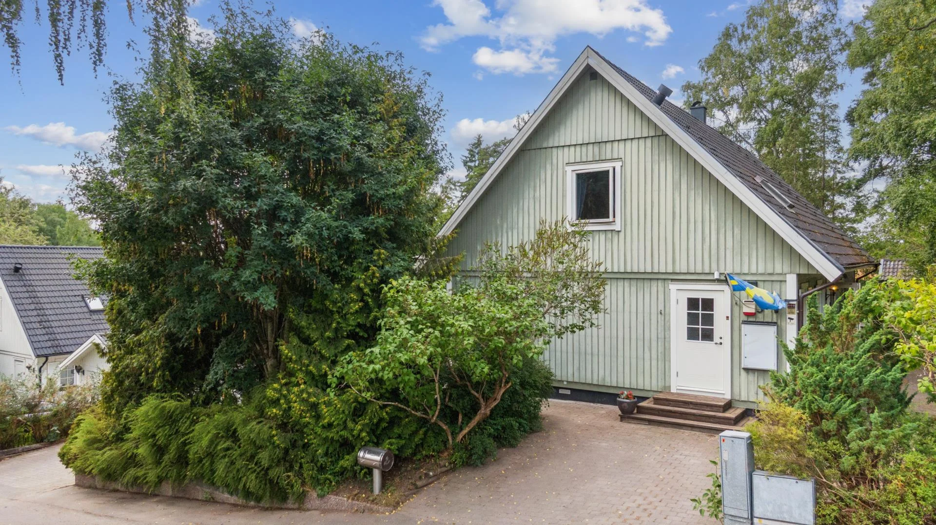 Ytterst privat villa med bergvärme, utomhuspool samt garage