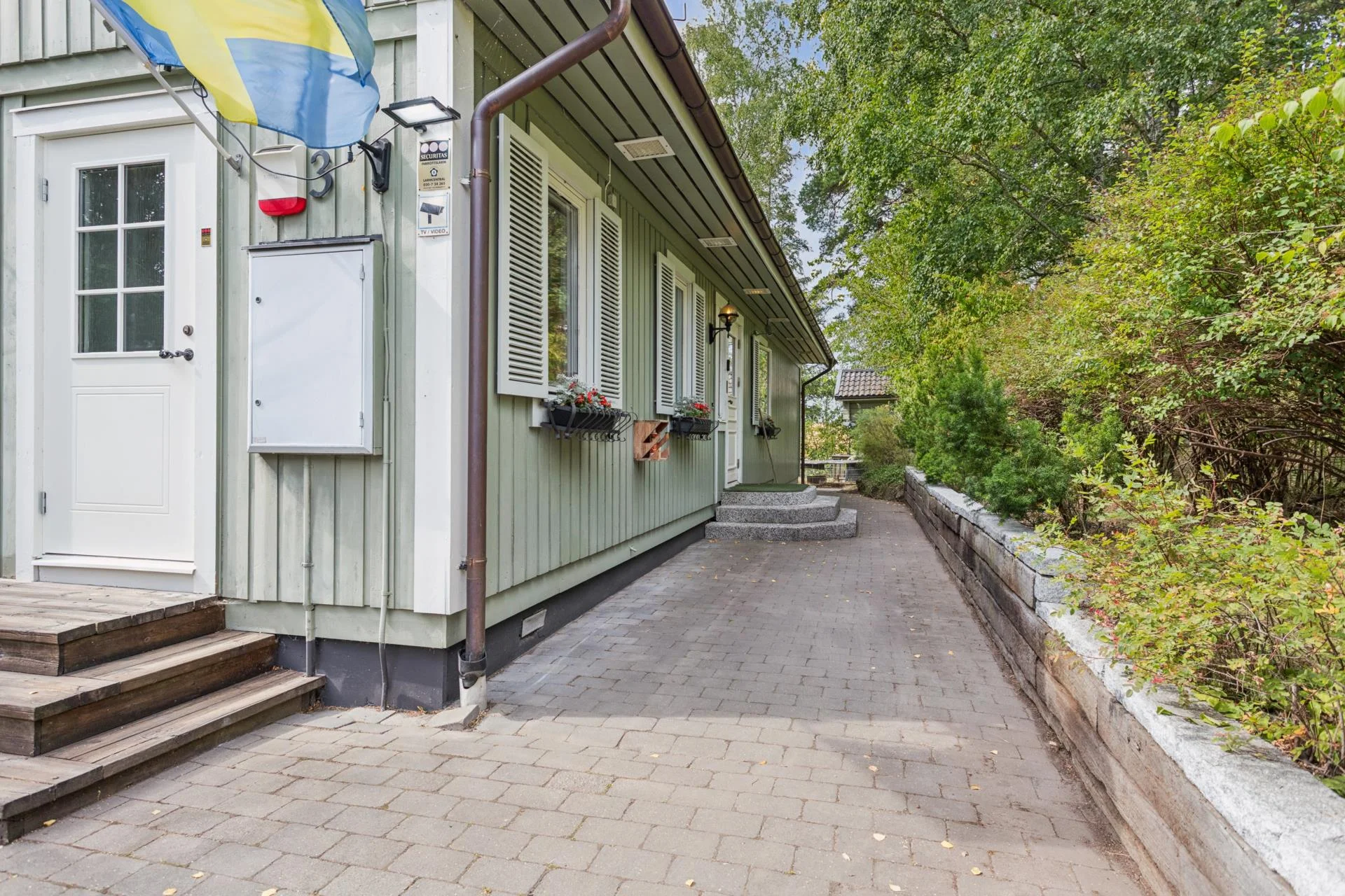 Ytterst privat villa med bergvärme, utomhuspool samt garage