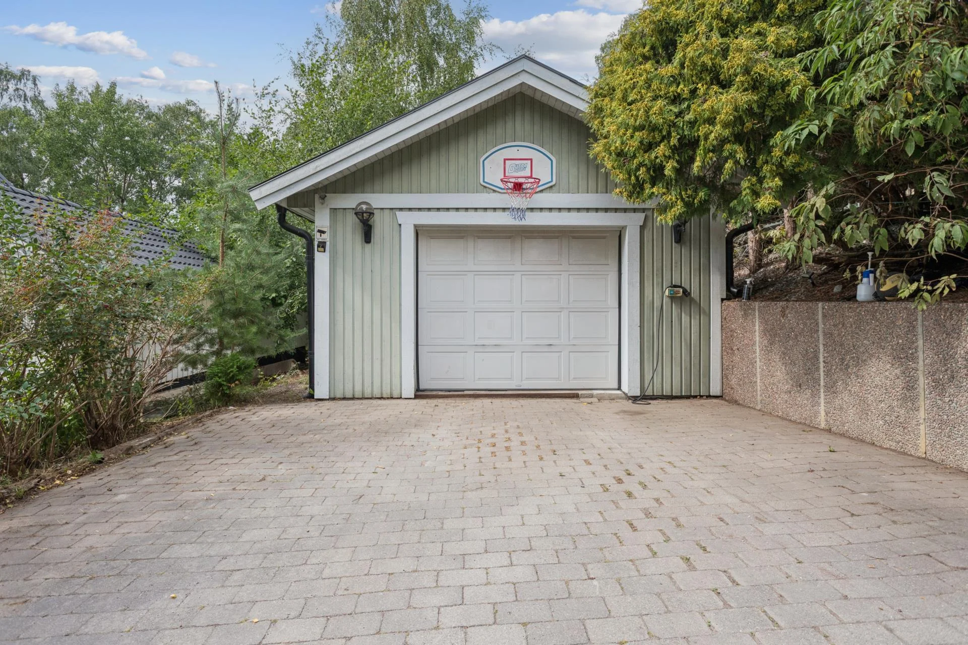 Ytterst privat villa med bergvärme, utomhuspool samt garage