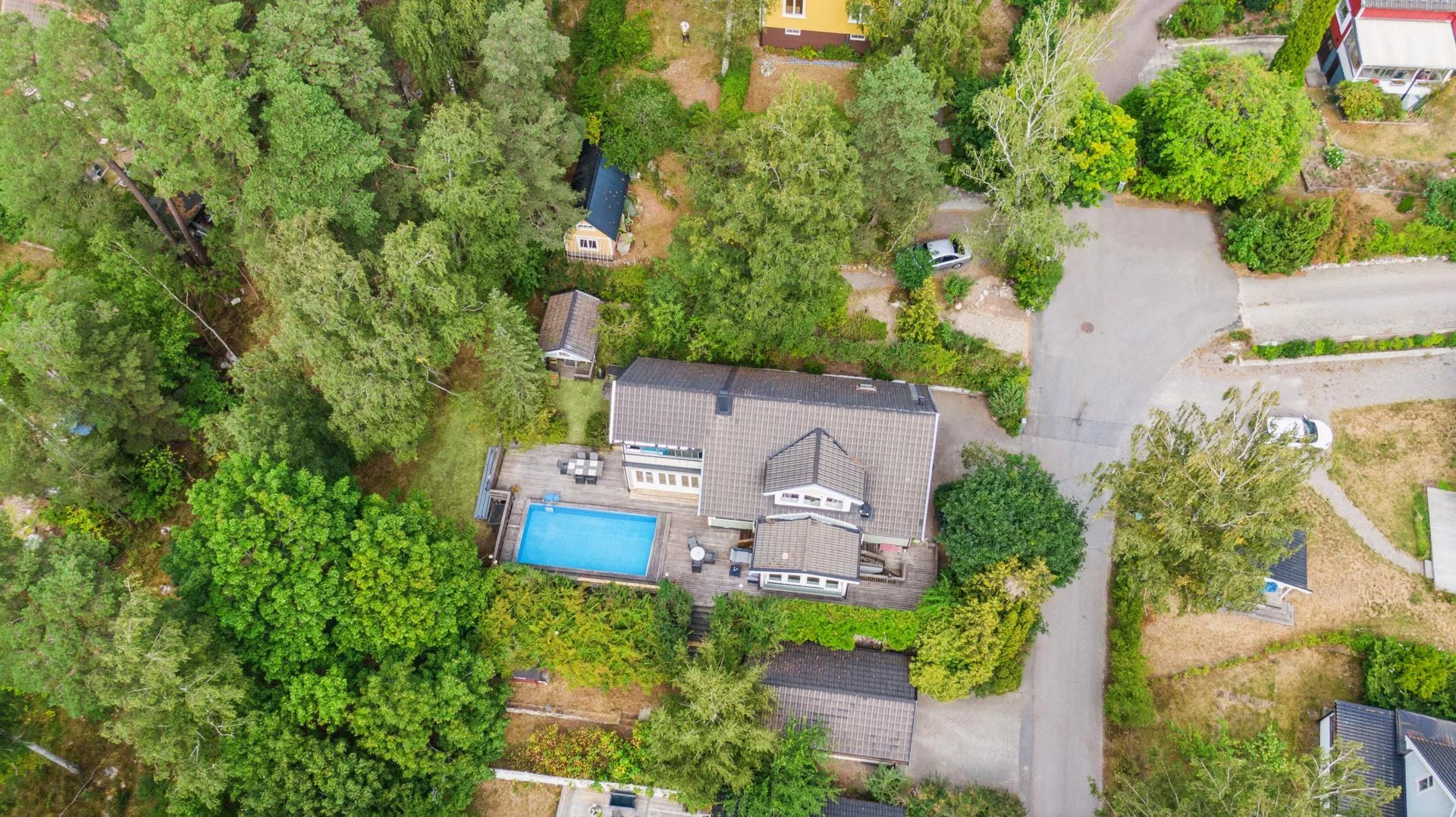 Ytterst privat villa med bergvärme, utomhuspool samt garage