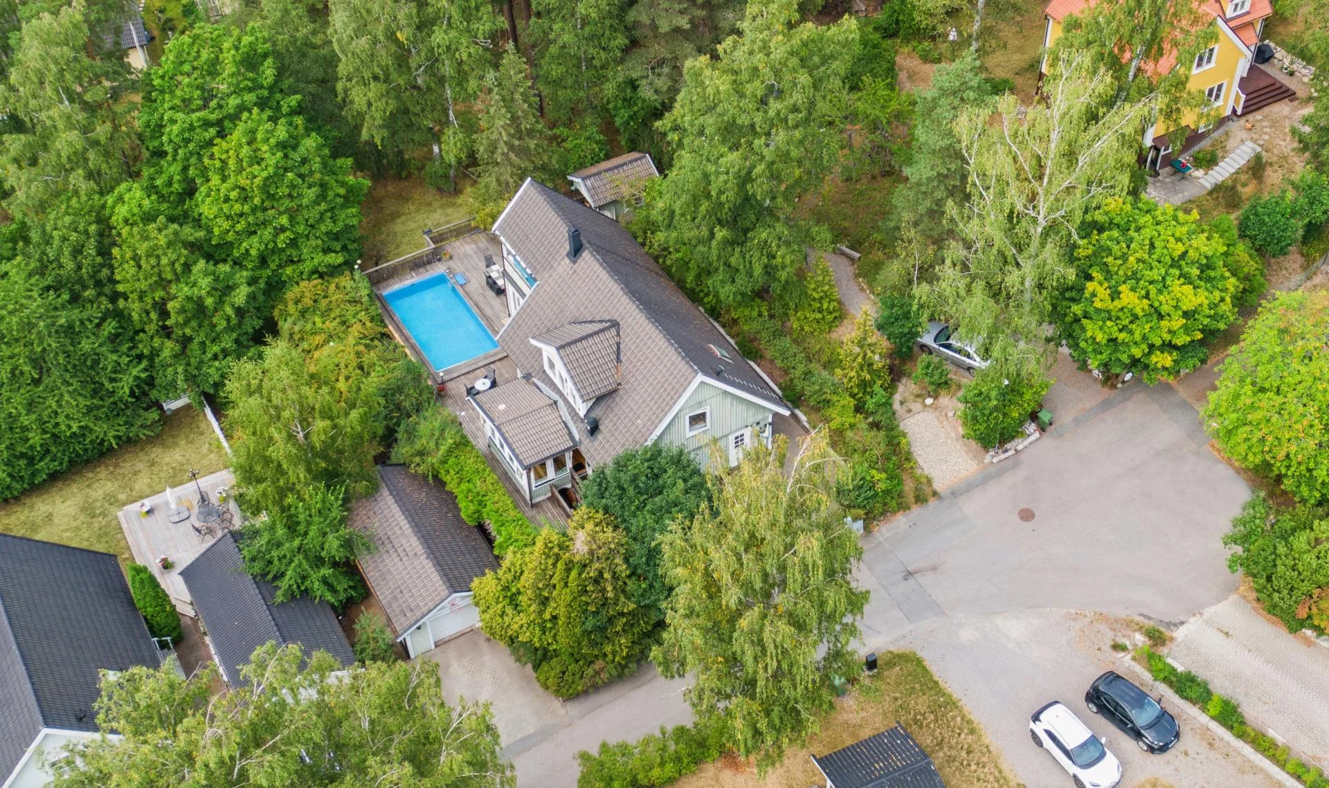 Ytterst privat villa med bergvärme, utomhuspool samt garage