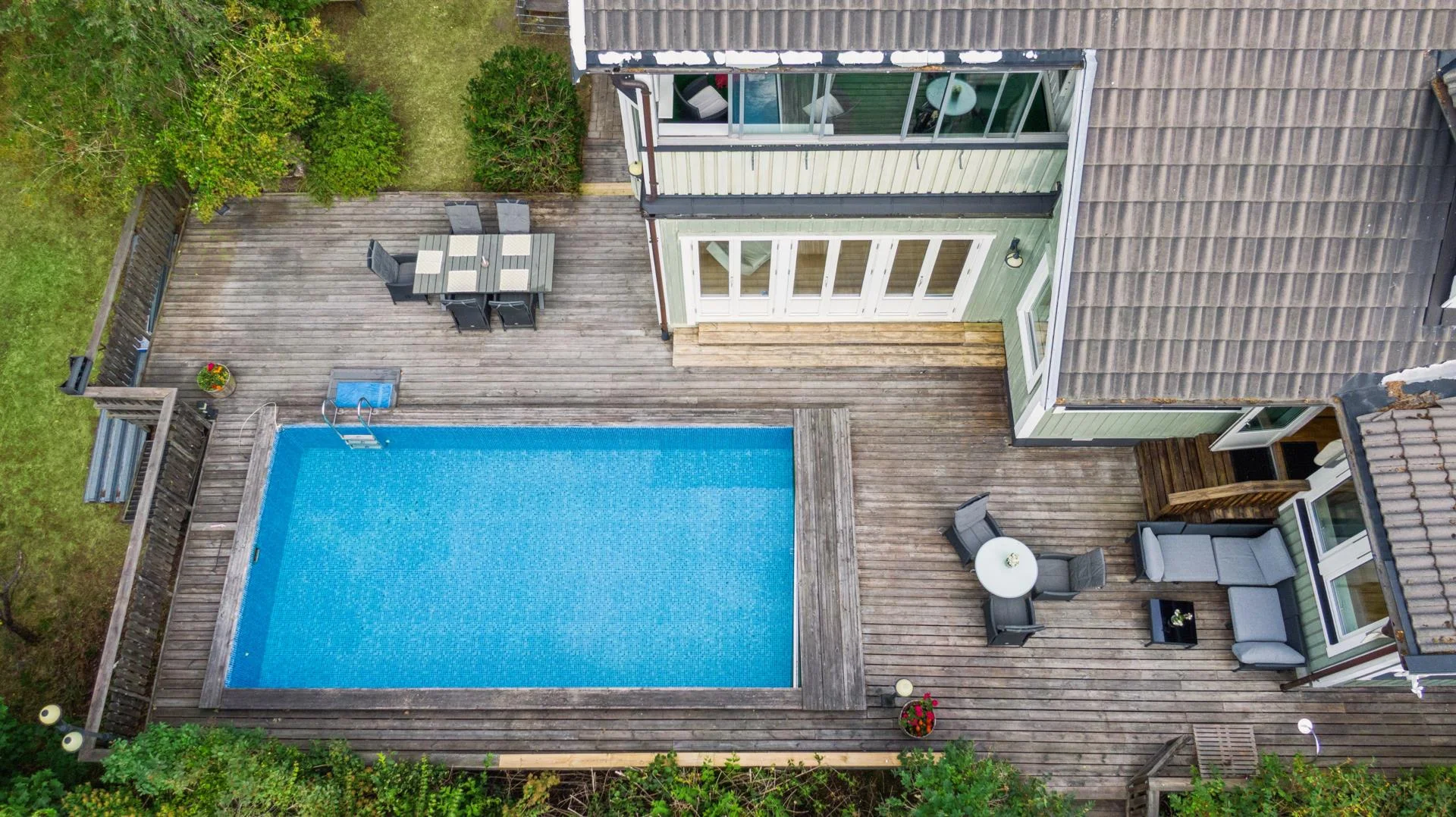 Ytterst privat villa med bergvärme, utomhuspool samt garage