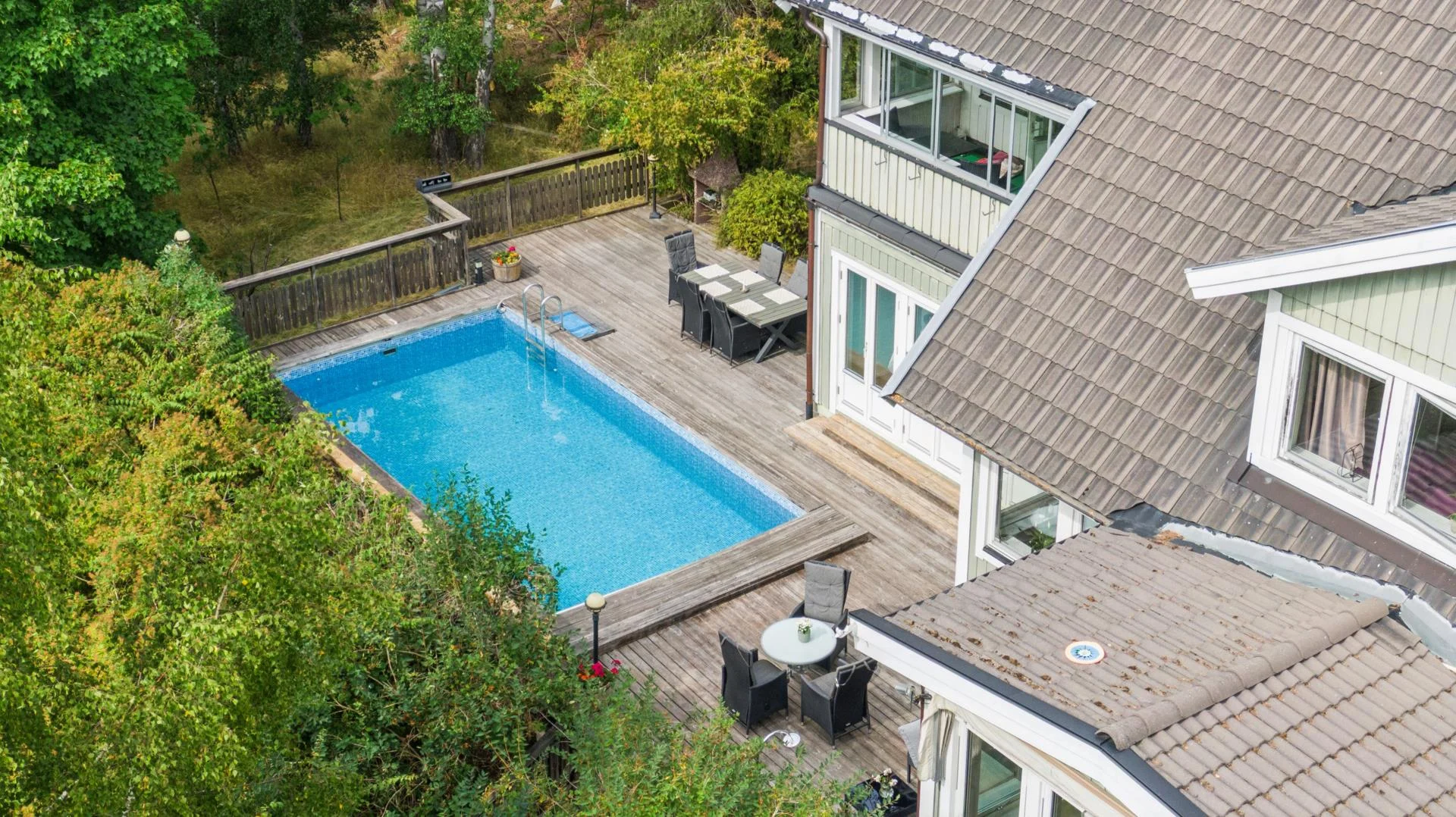 Ytterst privat villa med bergvärme, utomhuspool samt garage