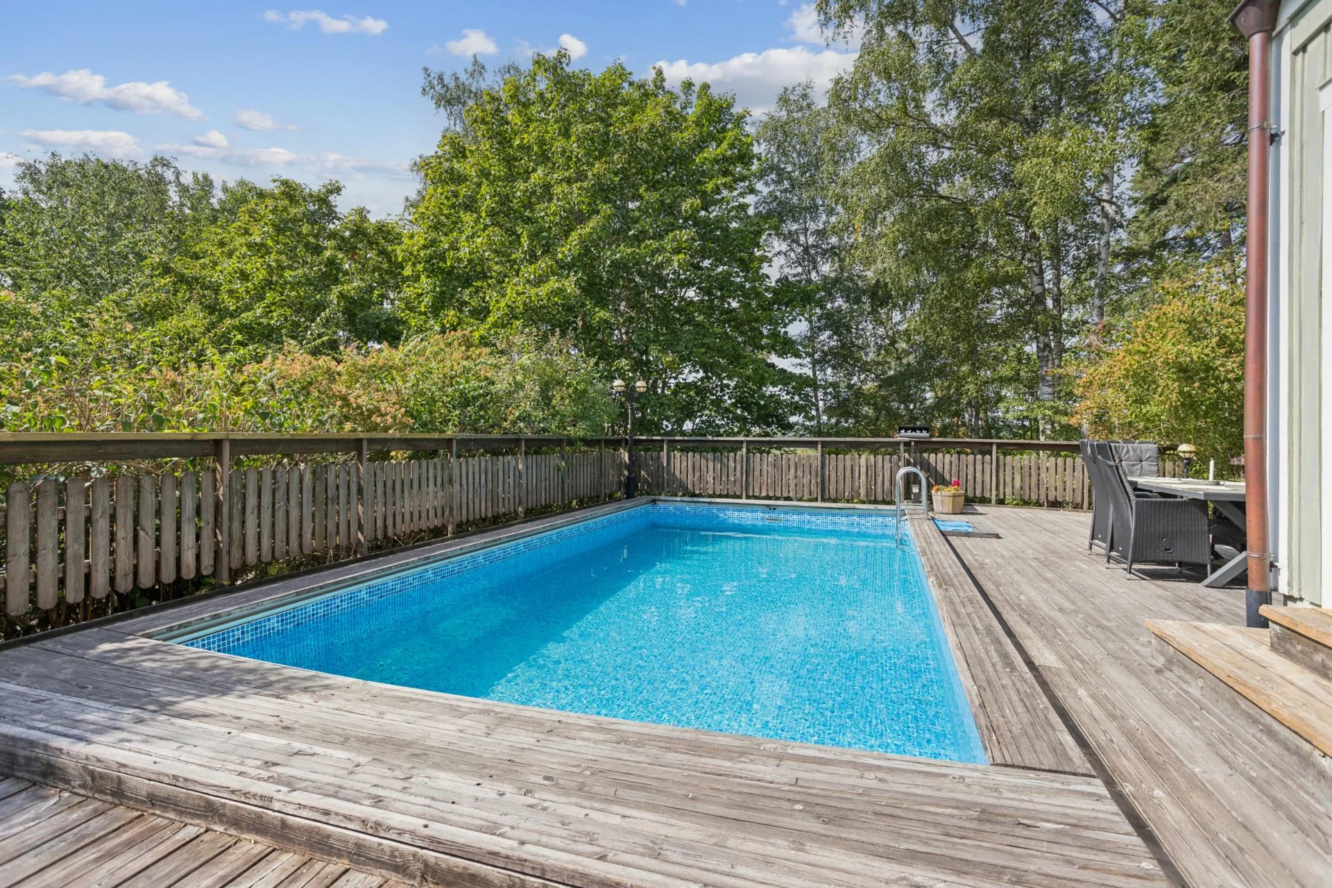Ytterst privat villa med bergvärme, utomhuspool samt garage