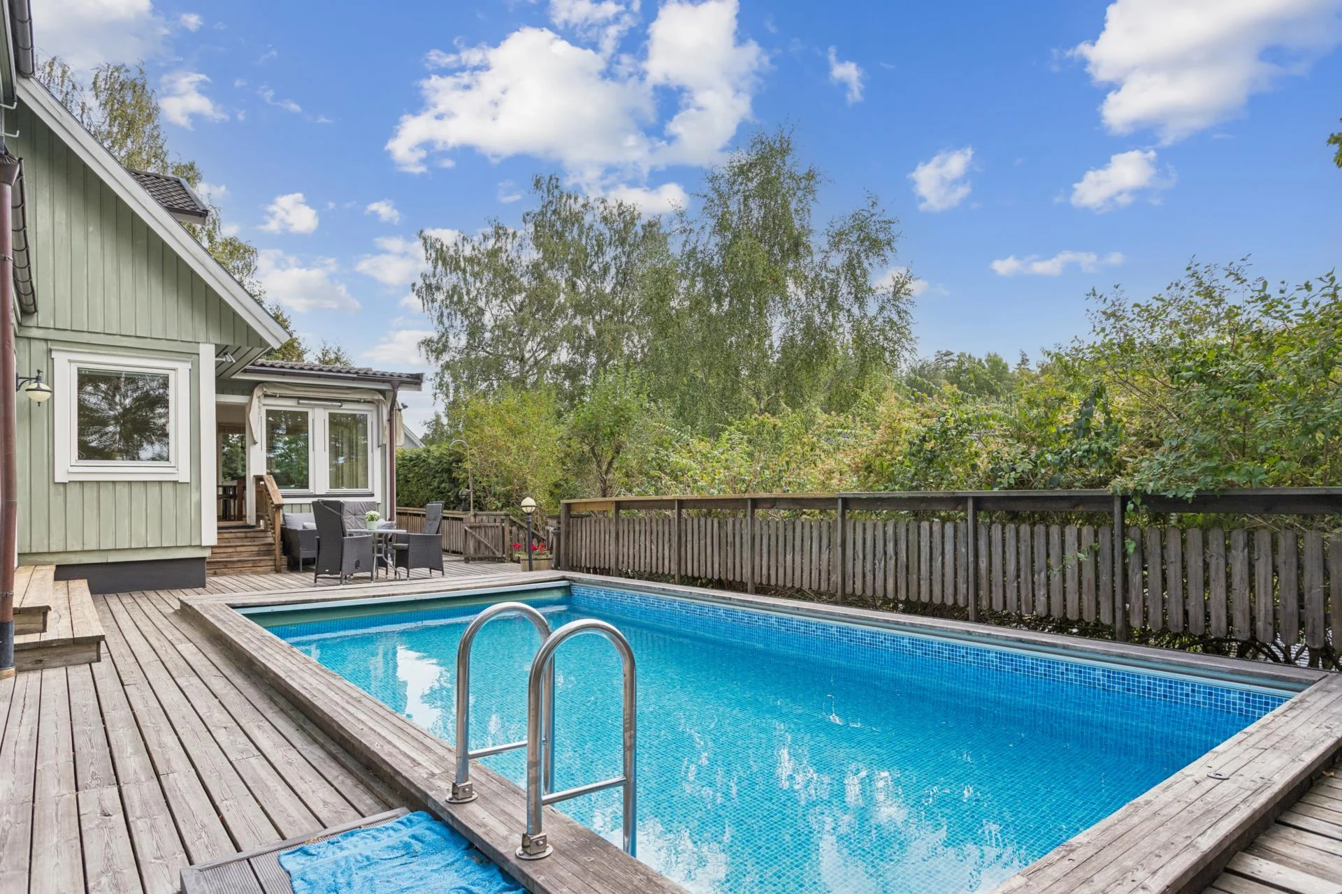 Ytterst privat villa med bergvärme, utomhuspool samt garage