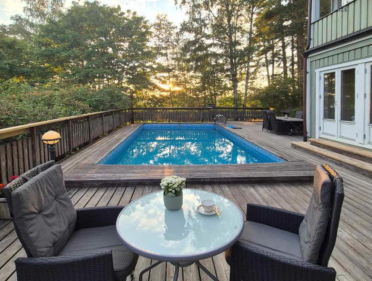 Ytterst privat villa med bergvärme, utomhuspool samt garage