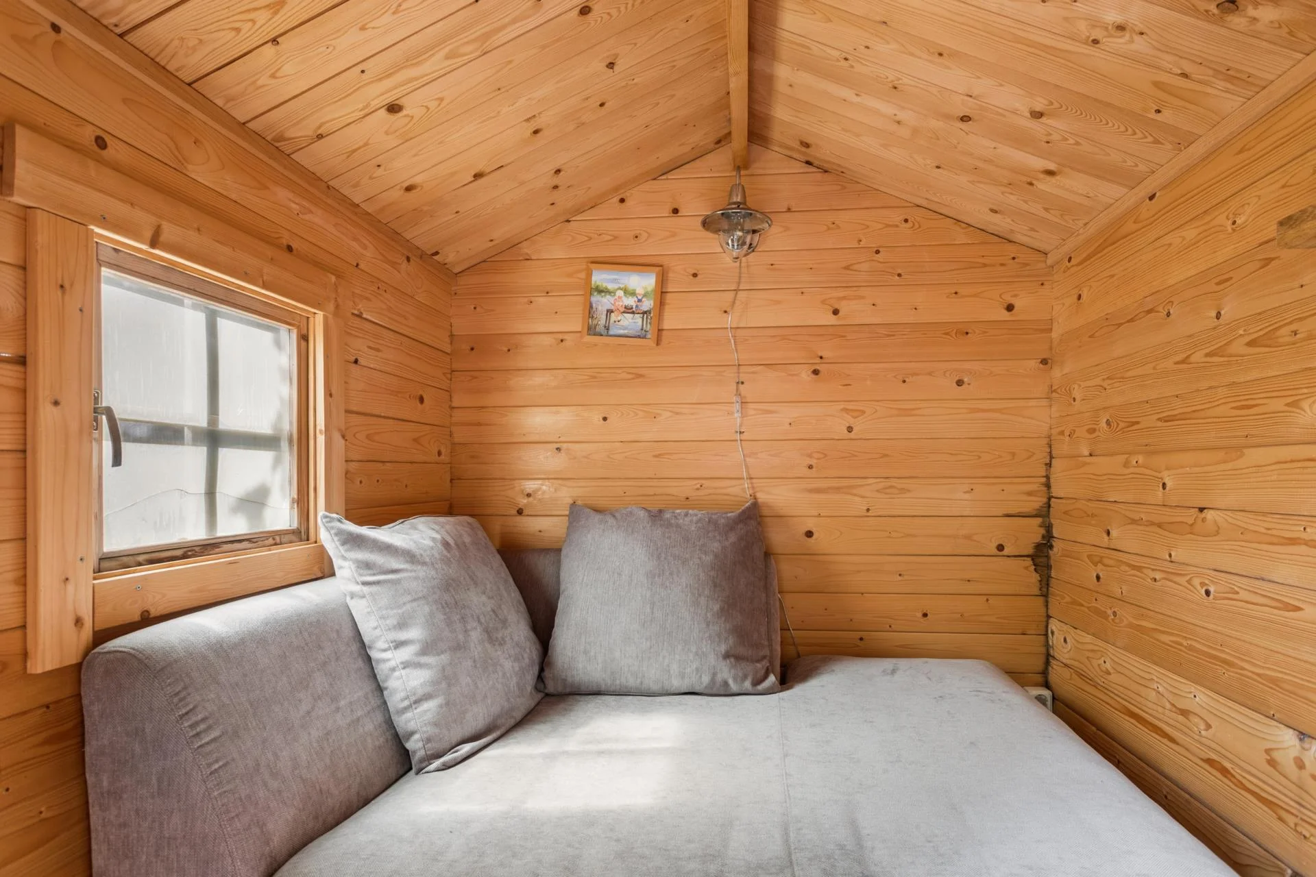 Ytterst privat villa med bergvärme, utomhuspool samt garage