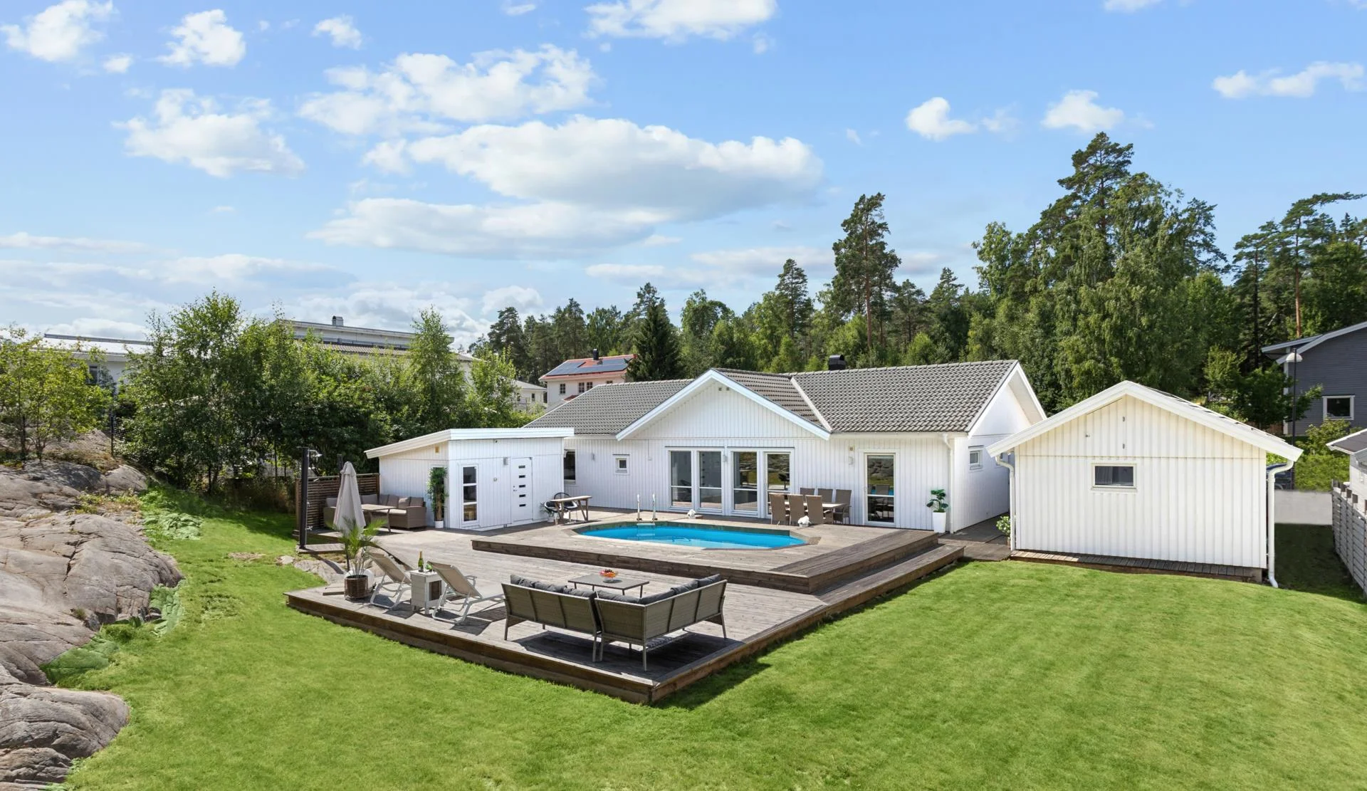 Välplanerad enplansvilla med pool, privat läge och exklusiv familjekänsla