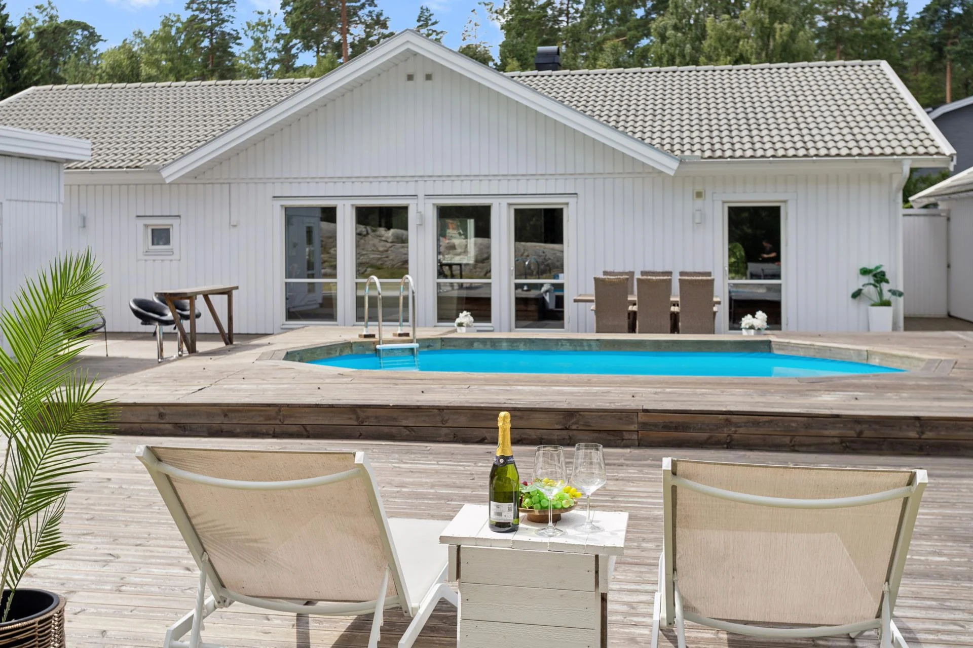 Välplanerad enplansvilla med pool, privat läge och exklusiv familjekänsla