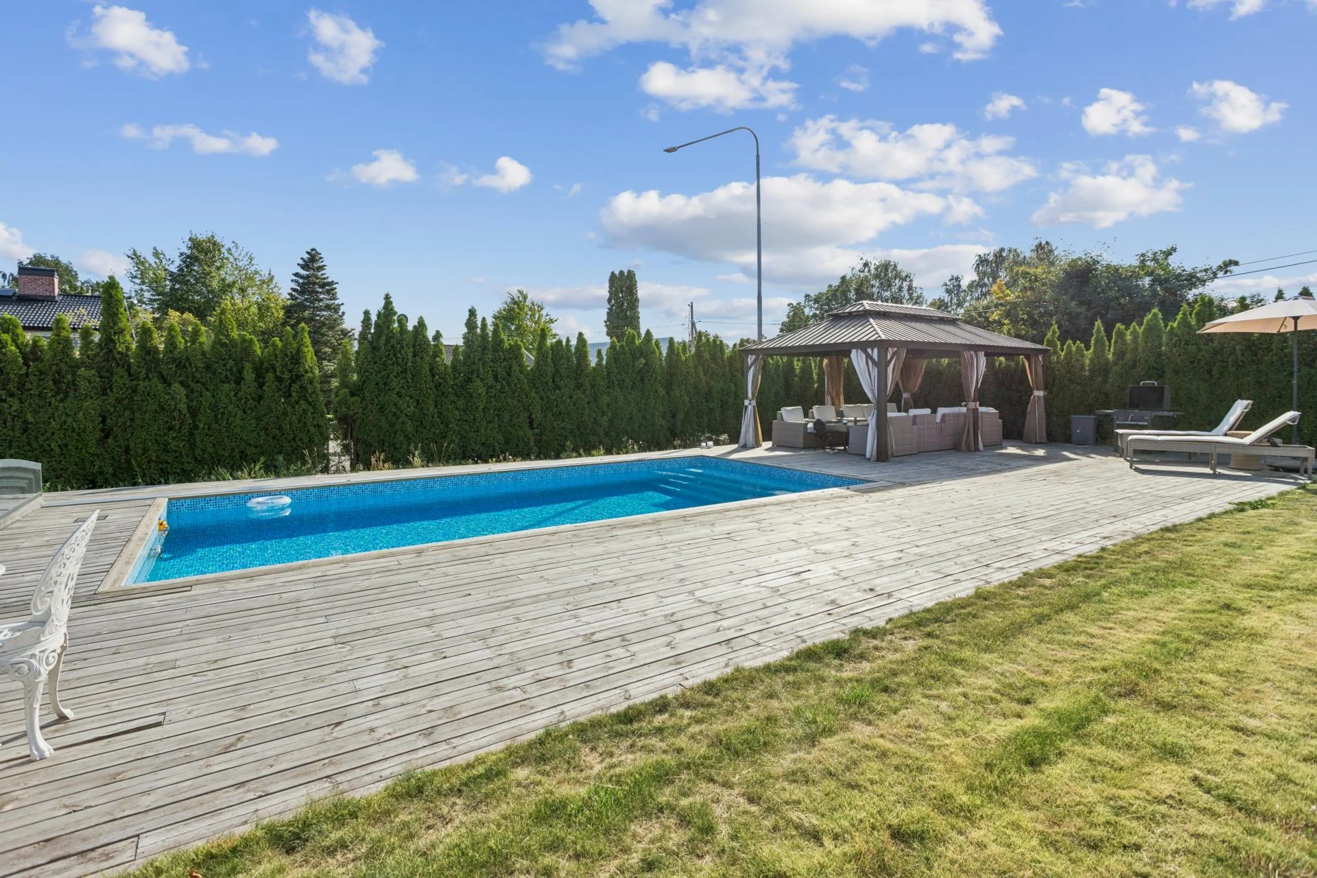 Påkostad renoverad villa med utomhuspool och bergvärme