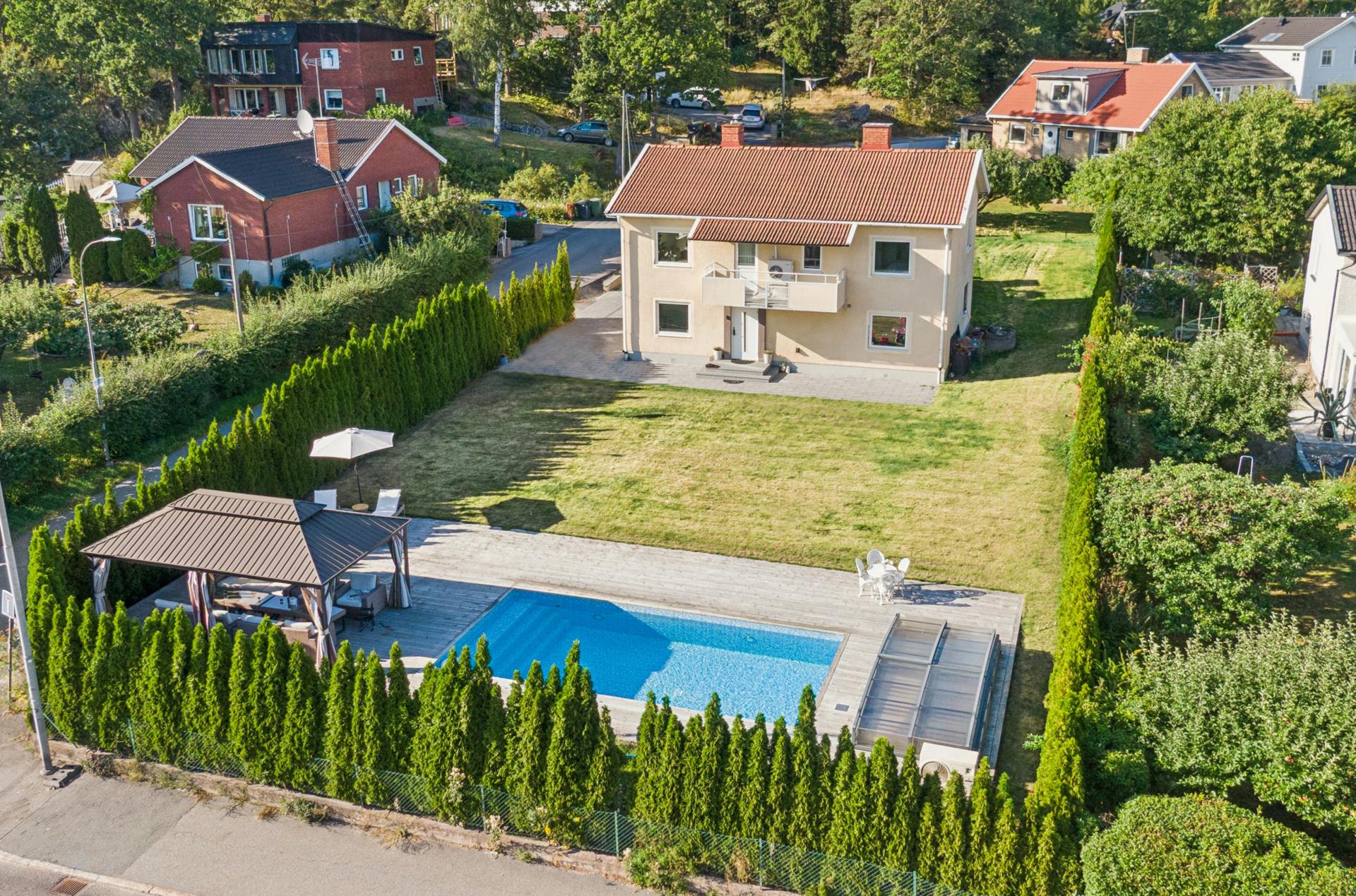 Påkostad renoverad villa med utomhuspool och bergvärme