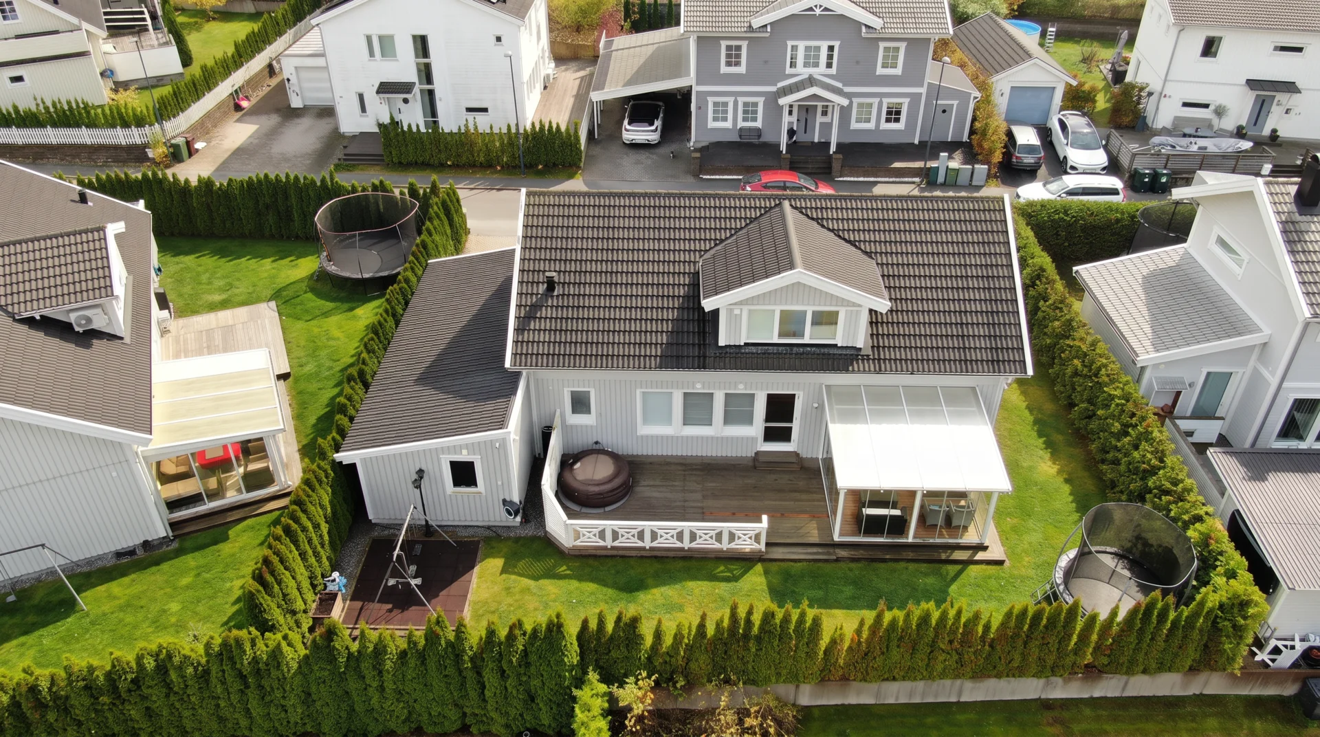 Rymlig familjevilla med uterum, carport och solceller