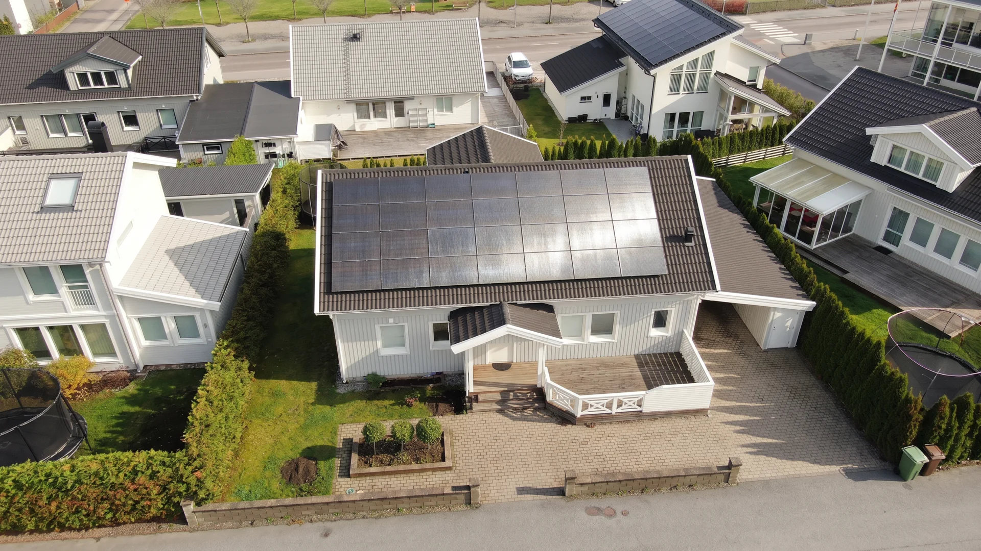 Rymlig familjevilla med uterum, carport och solceller