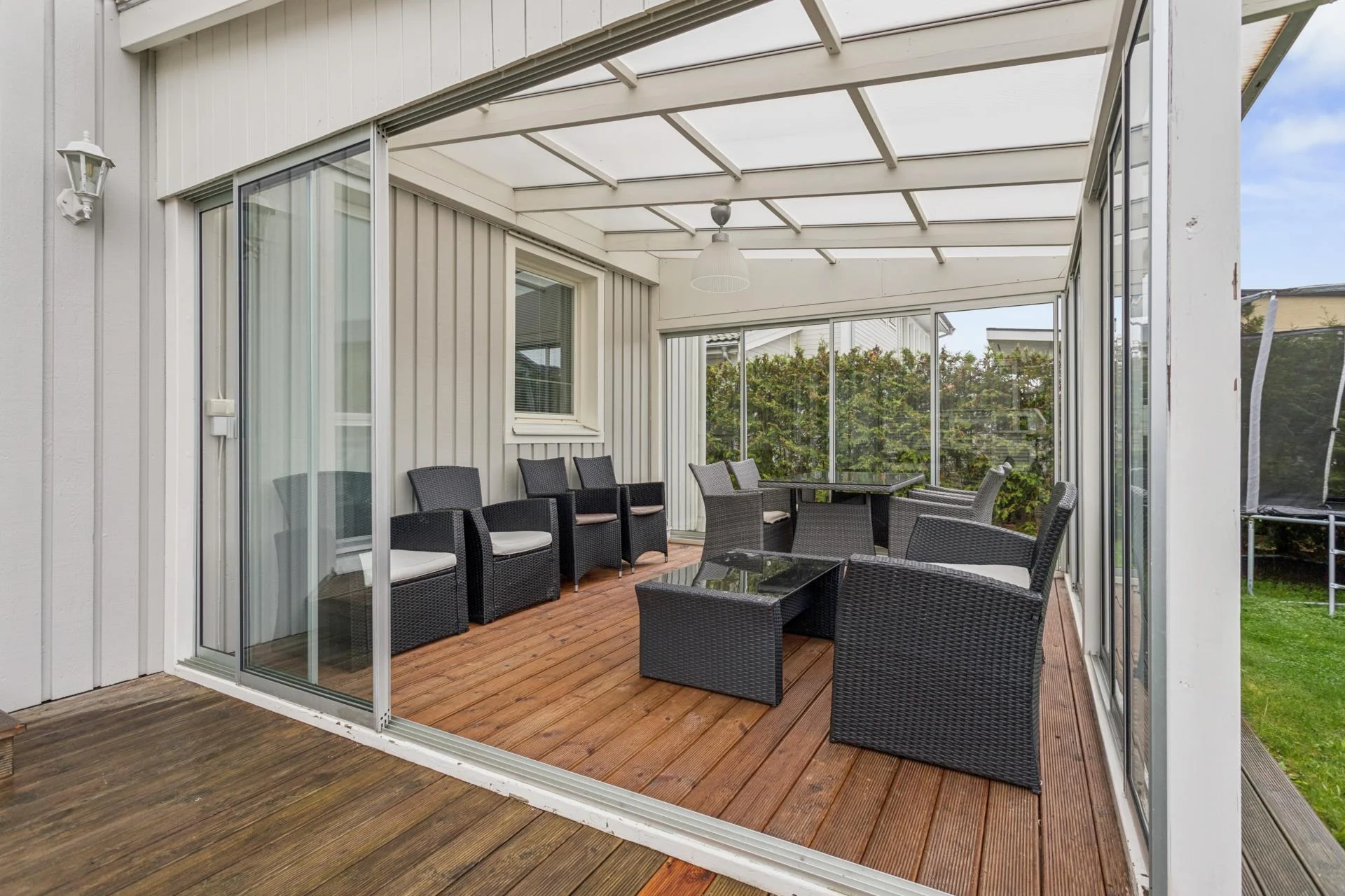 Rymlig familjevilla med uterum, carport och solceller