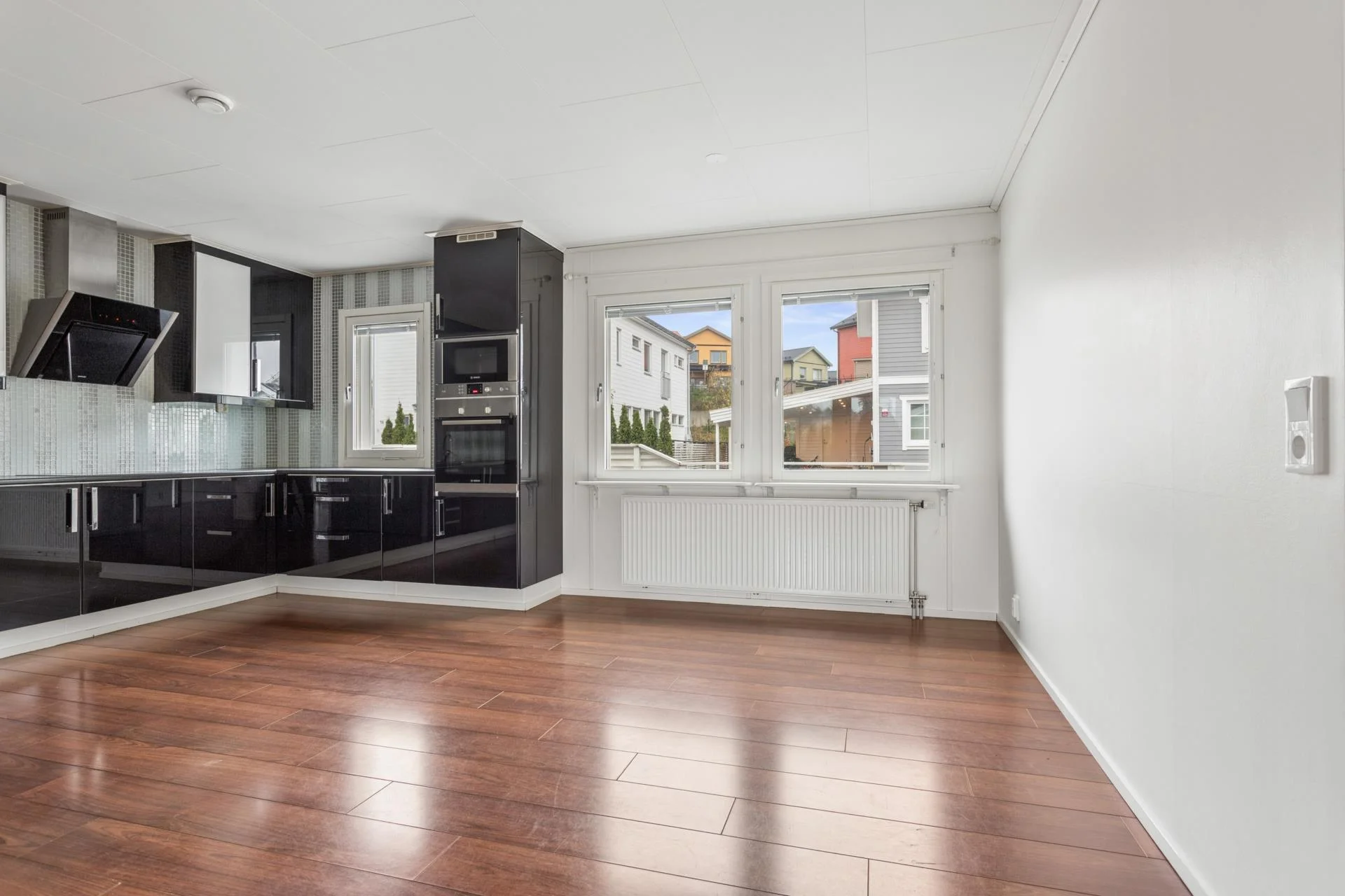 Rymlig familjevilla med uterum, carport och solceller